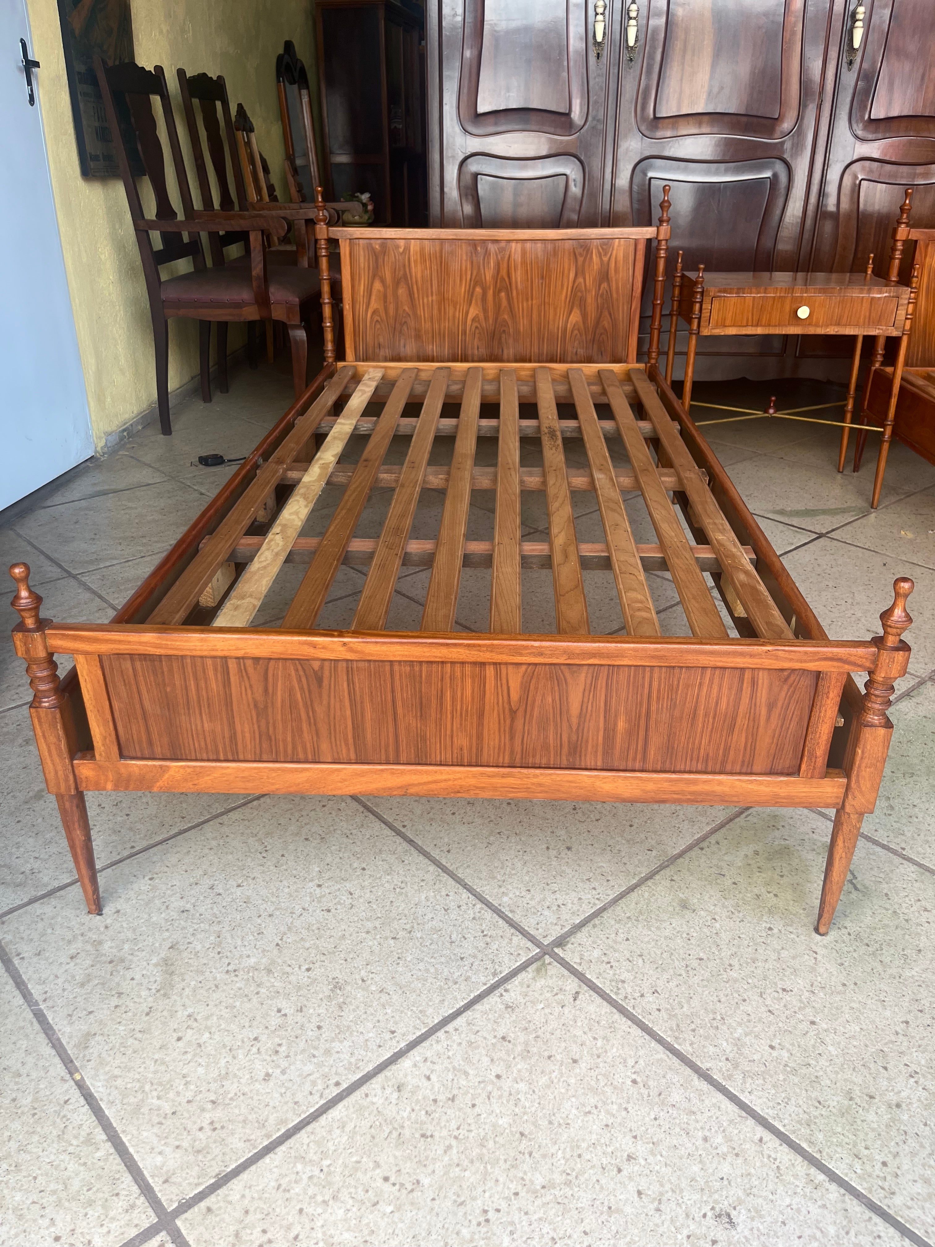 CONJUNTO DE CAMA DE SOLTEIRO COM MESINHA CABECEIRA ANTIGAS