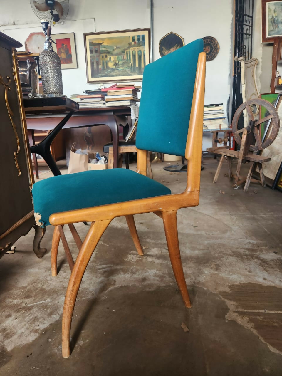 Cadeira antiga estilo SCAPINELLI com estofado azul