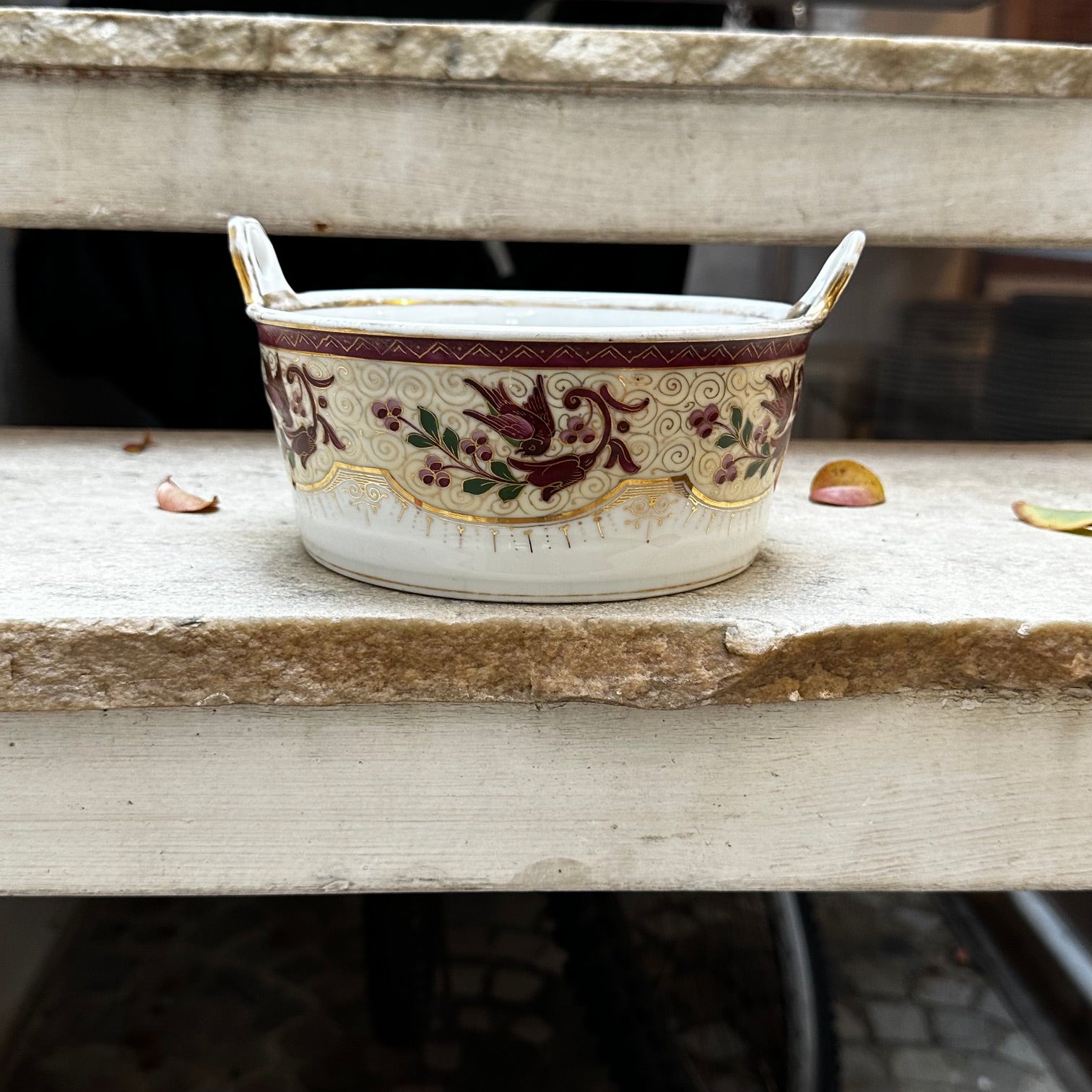 Rarissimo Conjunto com 3 peças em Porcelana Vintage anos 50 com detalhes dourados (Fruteira, Tigela e Leiteira)                                                                                                