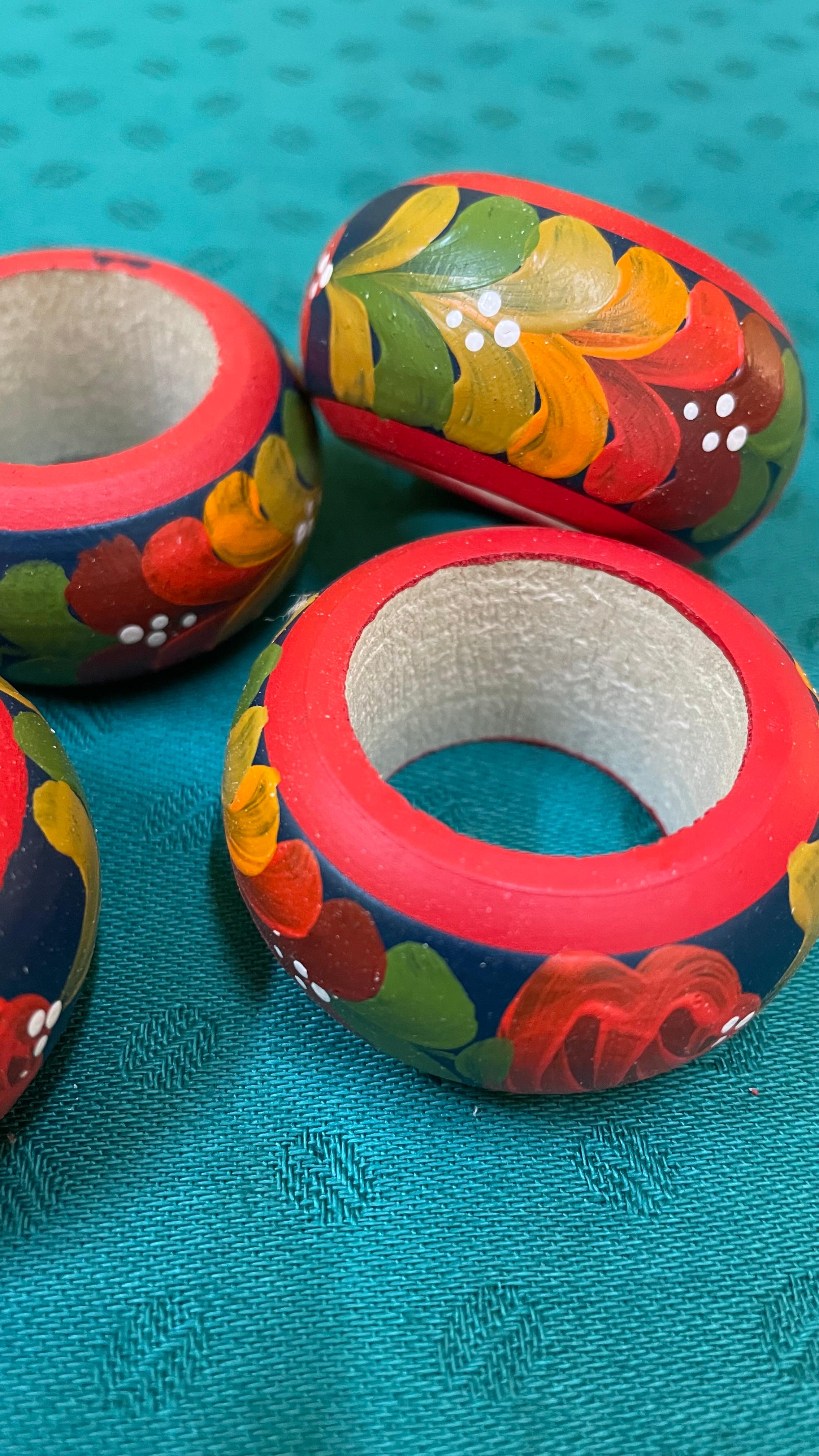 Porta guardanapos anelados em madeira pintado à mão. com motivo de folhagem colorido 