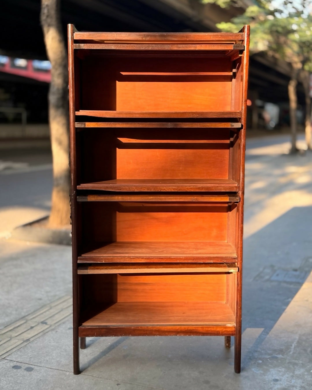 Livreiro em imbuia com 4 portas basculantes