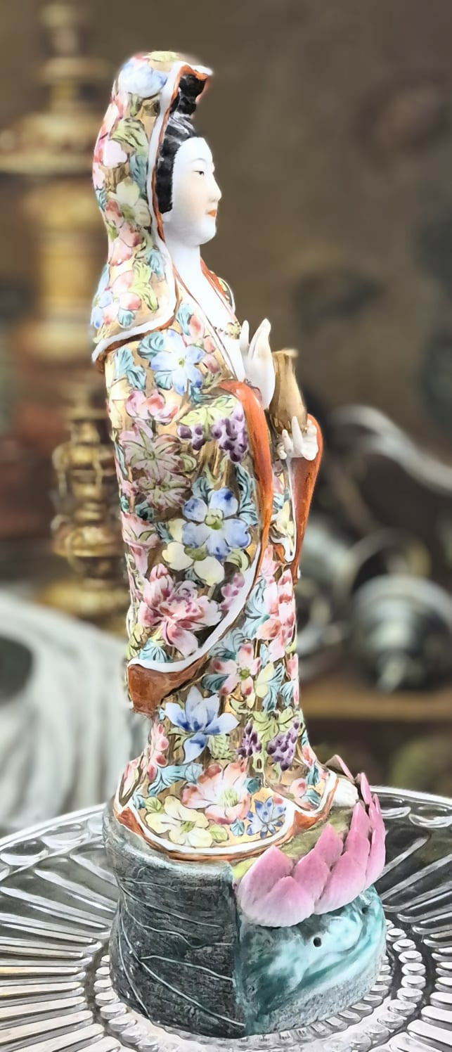 Estatueta da Deusa da Compaixão e Sabedoria Kuan Yin, decorada ao estilo Família Rosa Mille Fleur