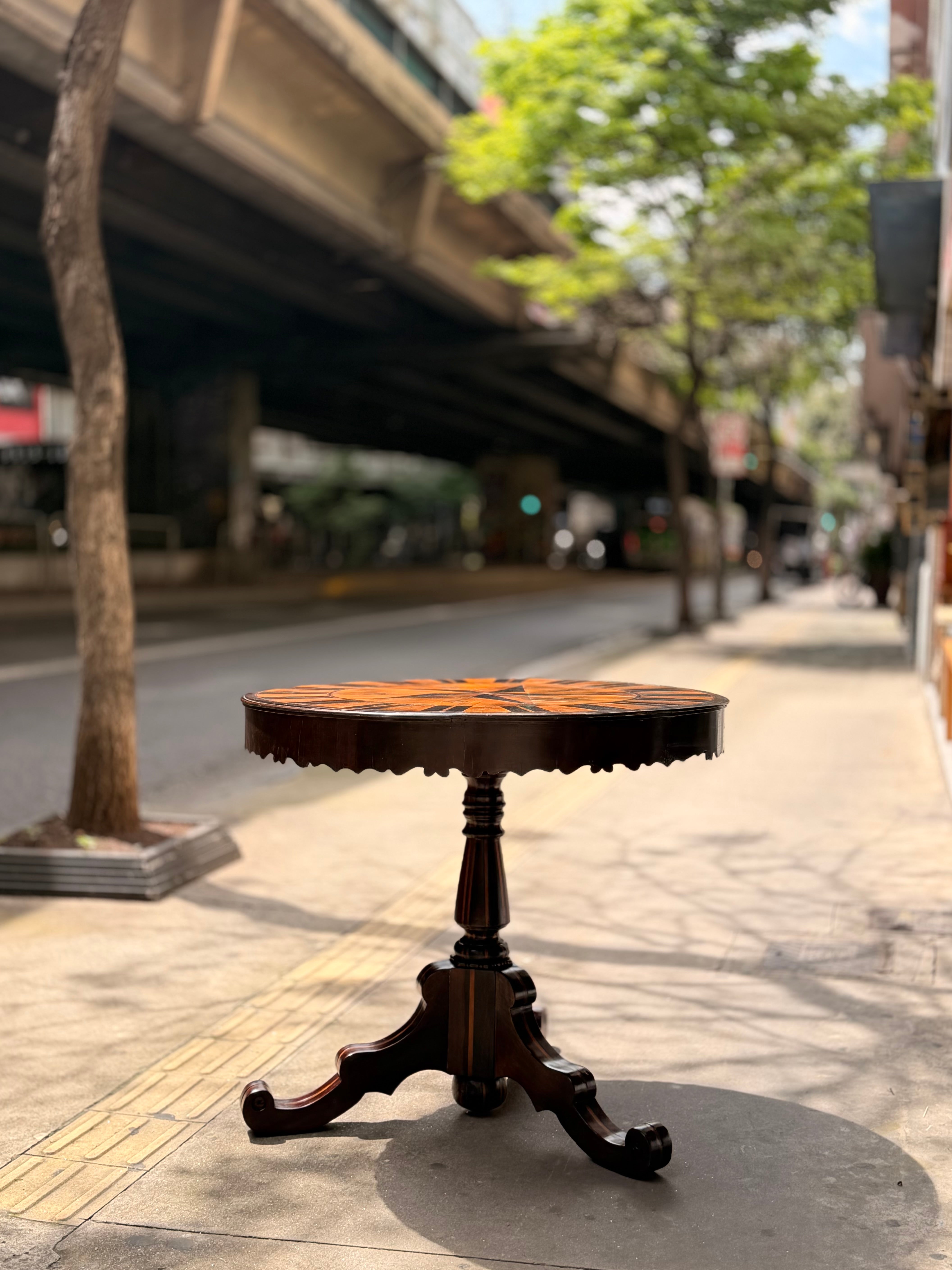 Mesa redonda em jacarandá com tampo em marchetaria com estrela 