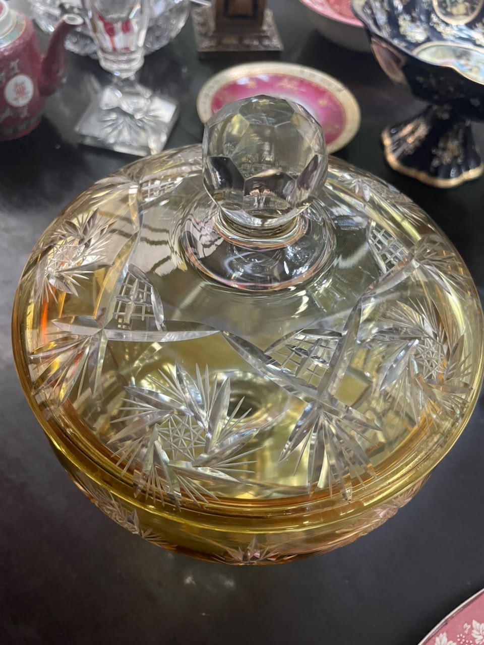 Grande bomboniere em cristal double amarelo lapidado em espiral