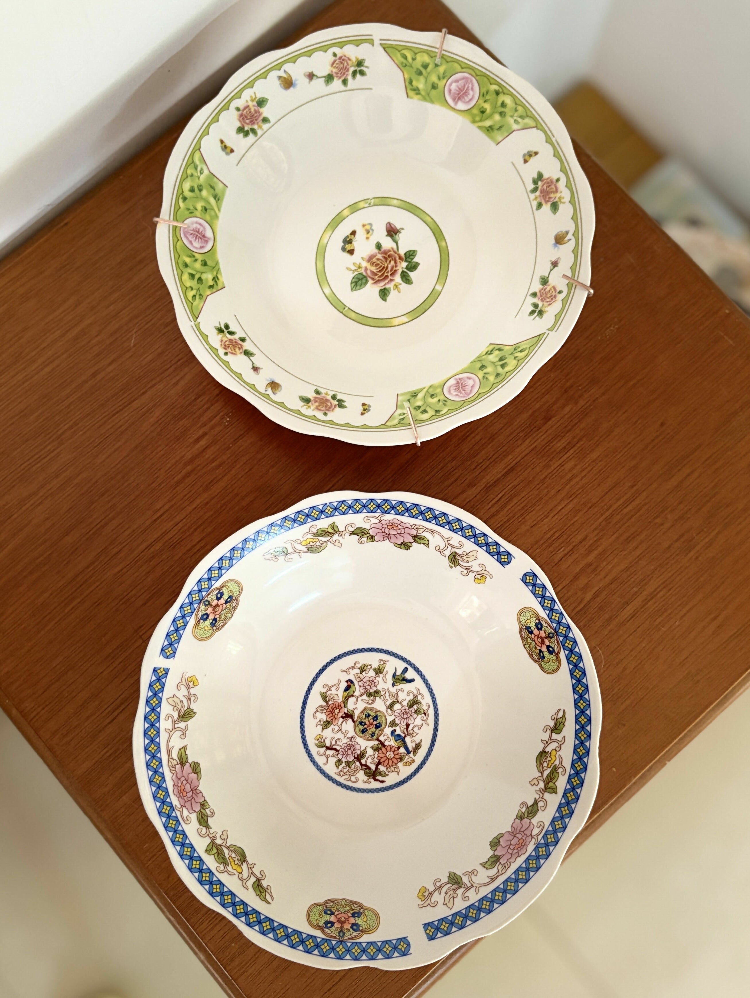 Pratos decorativos em porcelana com pinturas chinesas