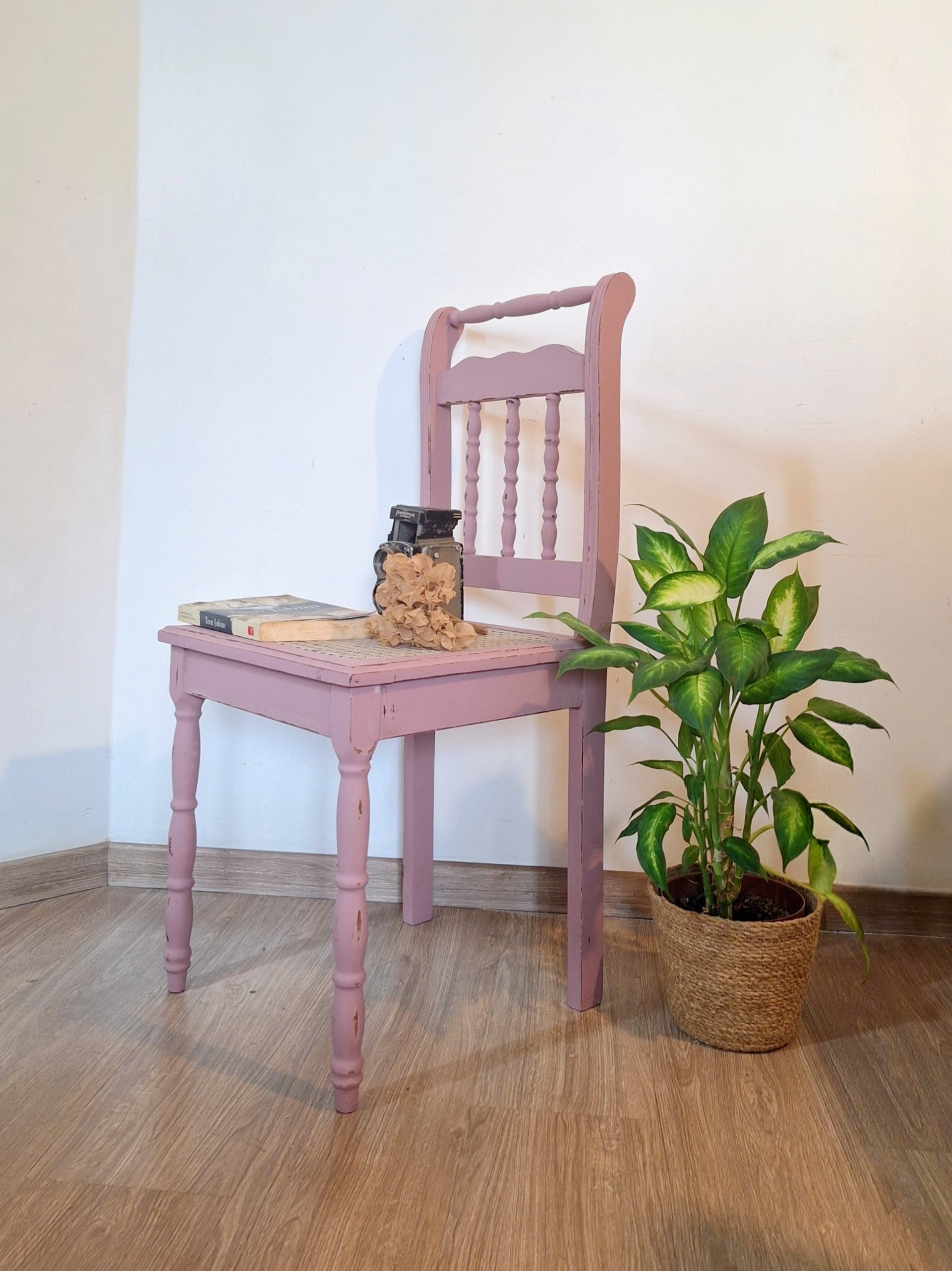 Cadeira palhinha pintada em cor pastel rosada 