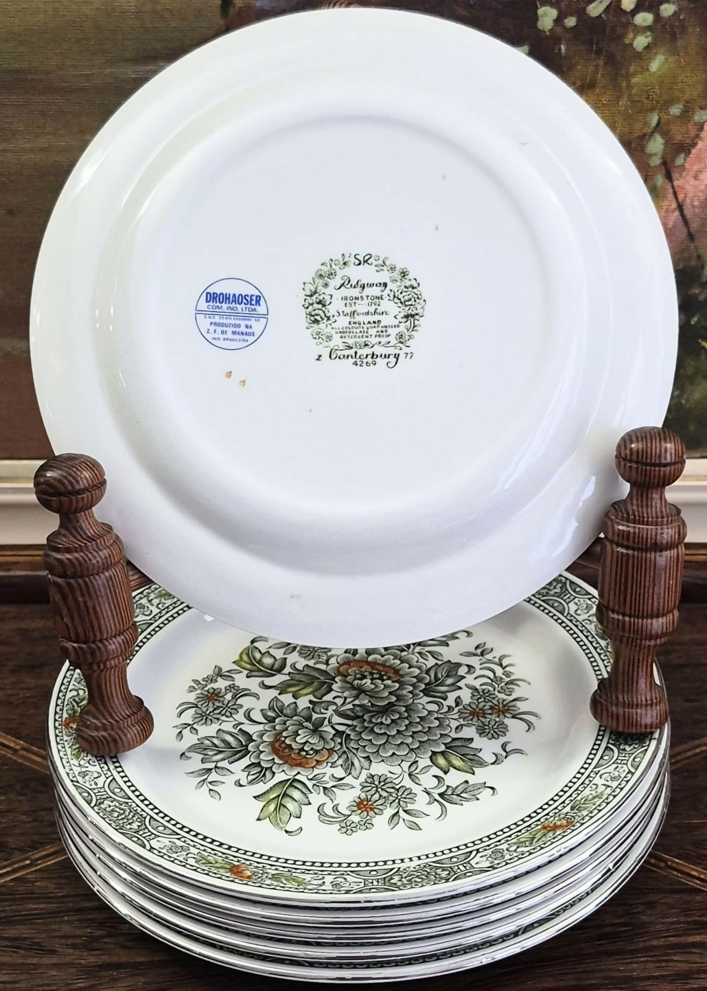 Maravilhoso conjunto de pratos em ironstone inglês Ridgway, modelo Canterbury 4269, com selo Drohaoser, anos 60.