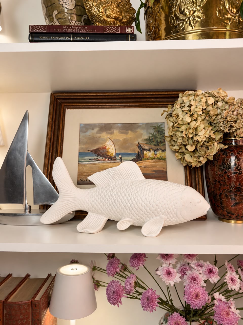 Escultura Colecionável de Peixe Carpa em Porcelana Branca Fosca