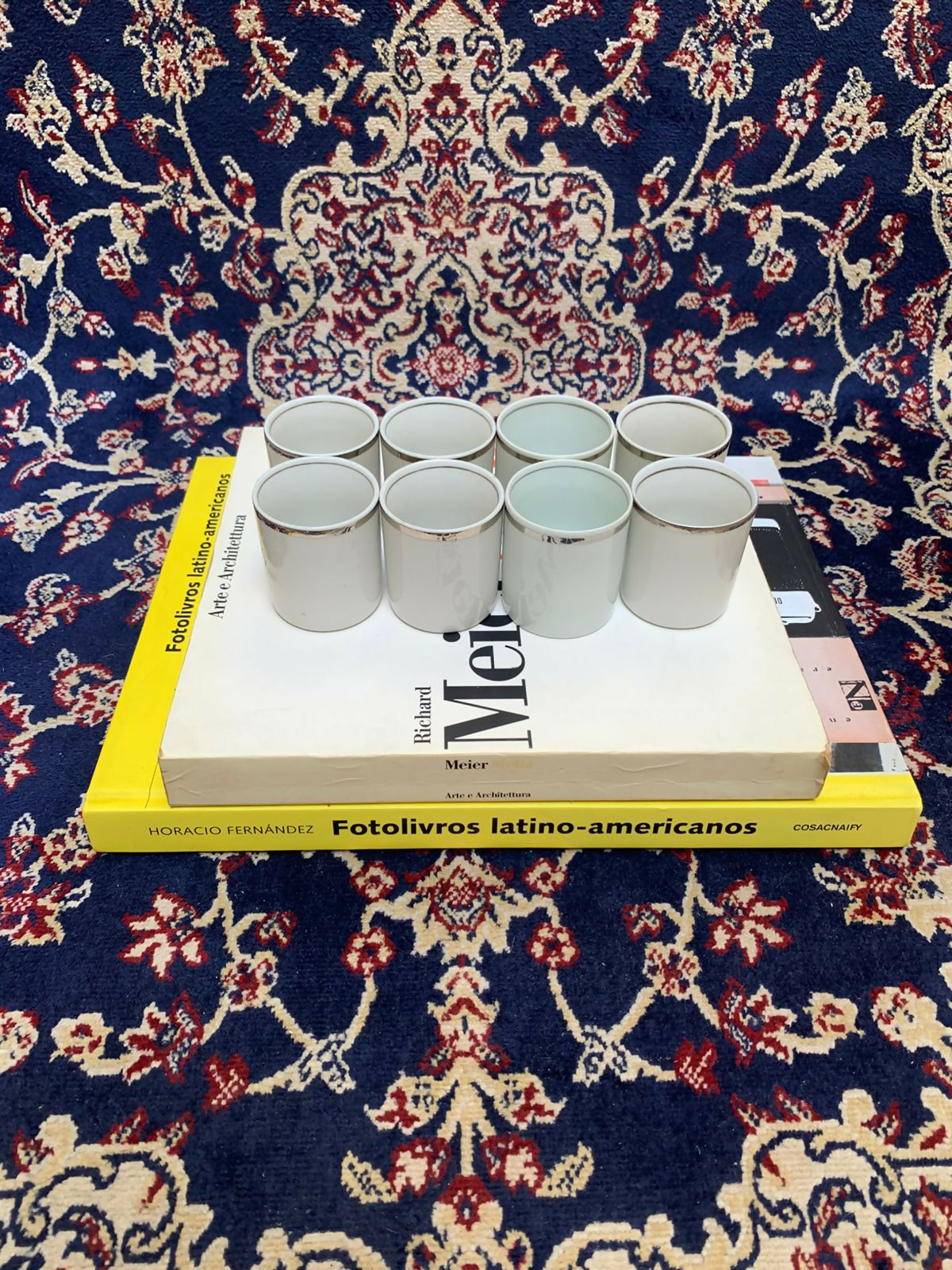 Conjunto de 8 Xícaras de Café sem Alça — Porcelana Branca com Filete Prateado