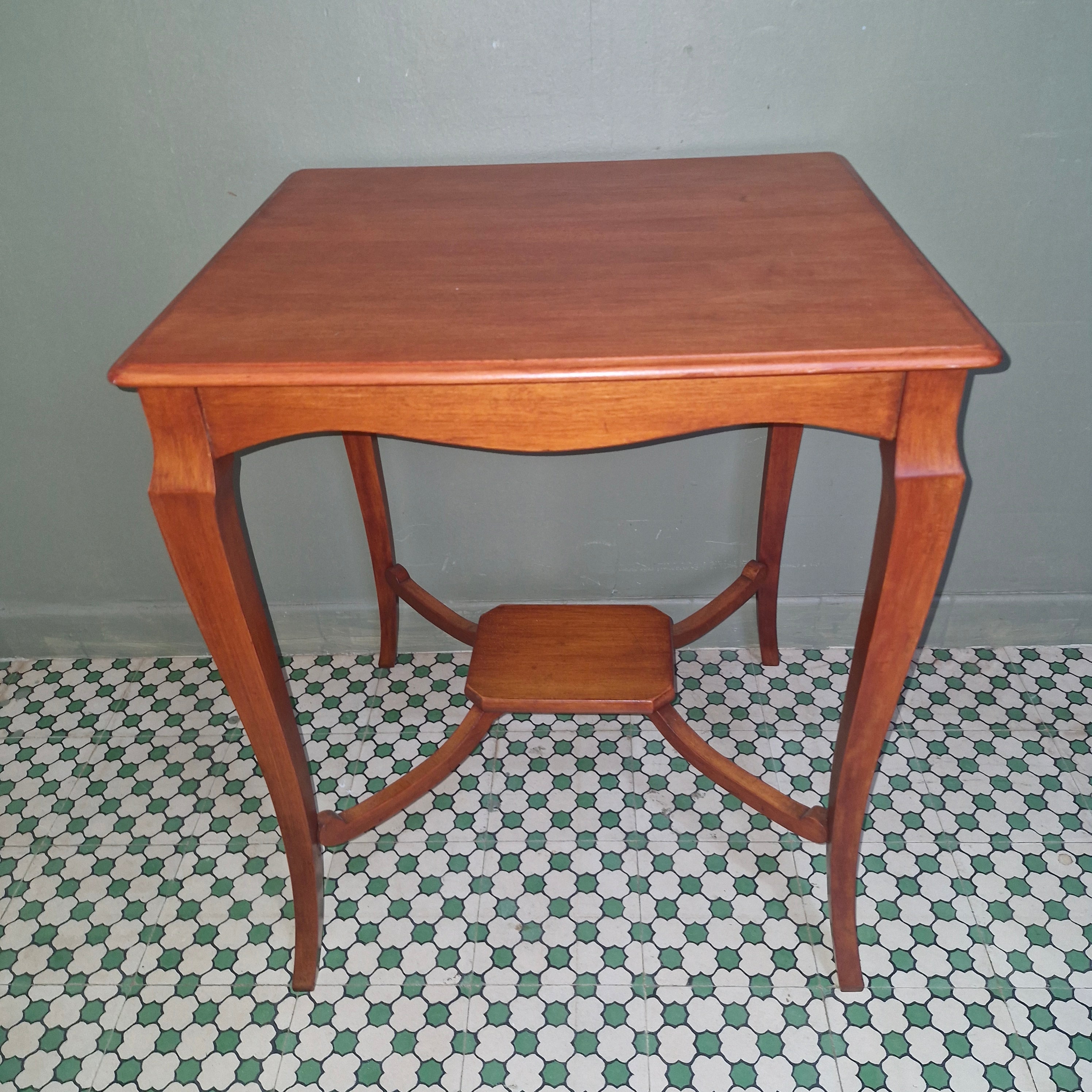 Mesa Auxiliar estilo Francês