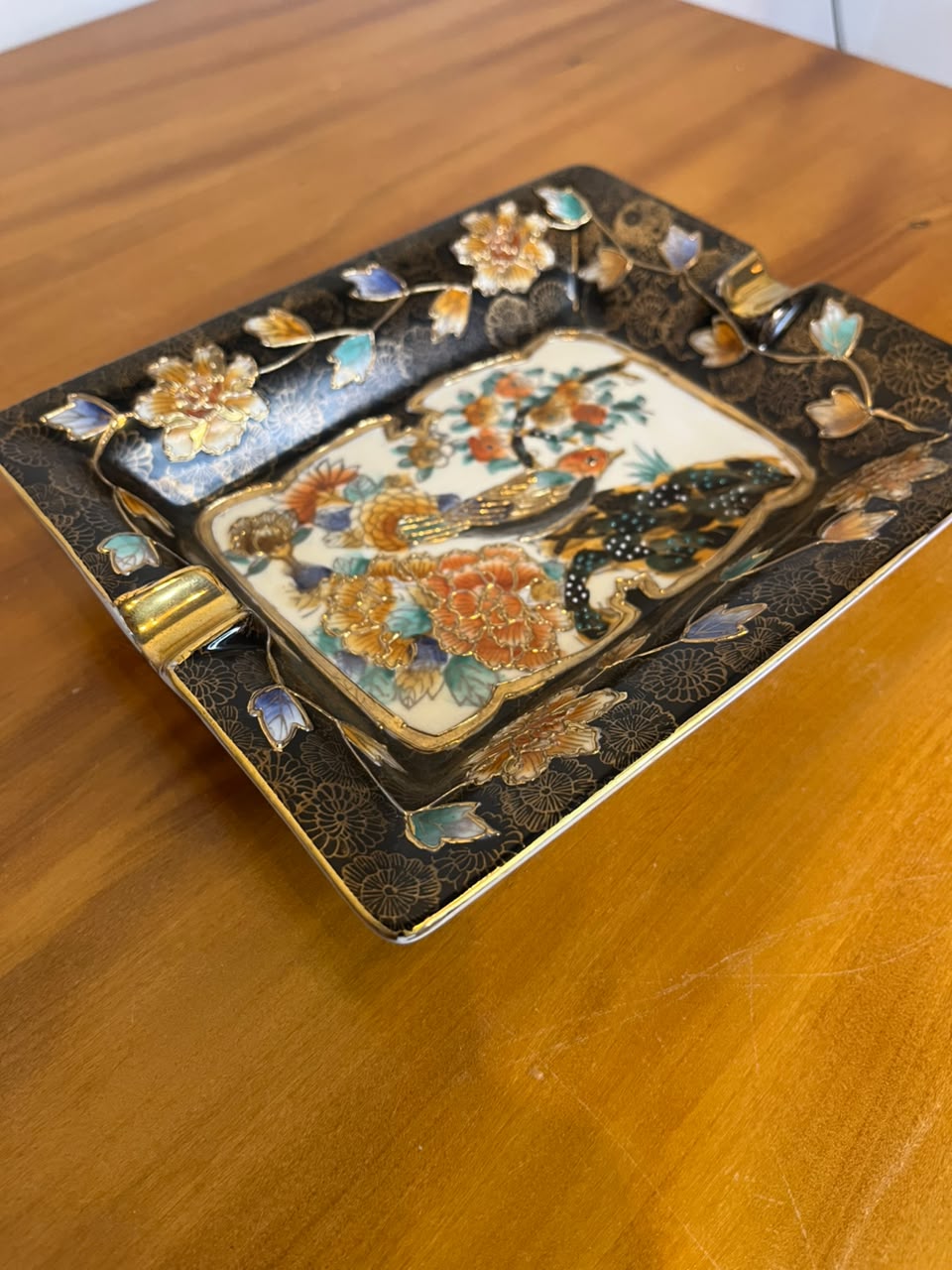 Cinzeiro Oriental Vintage em Porcelana – Flores e Pássaro