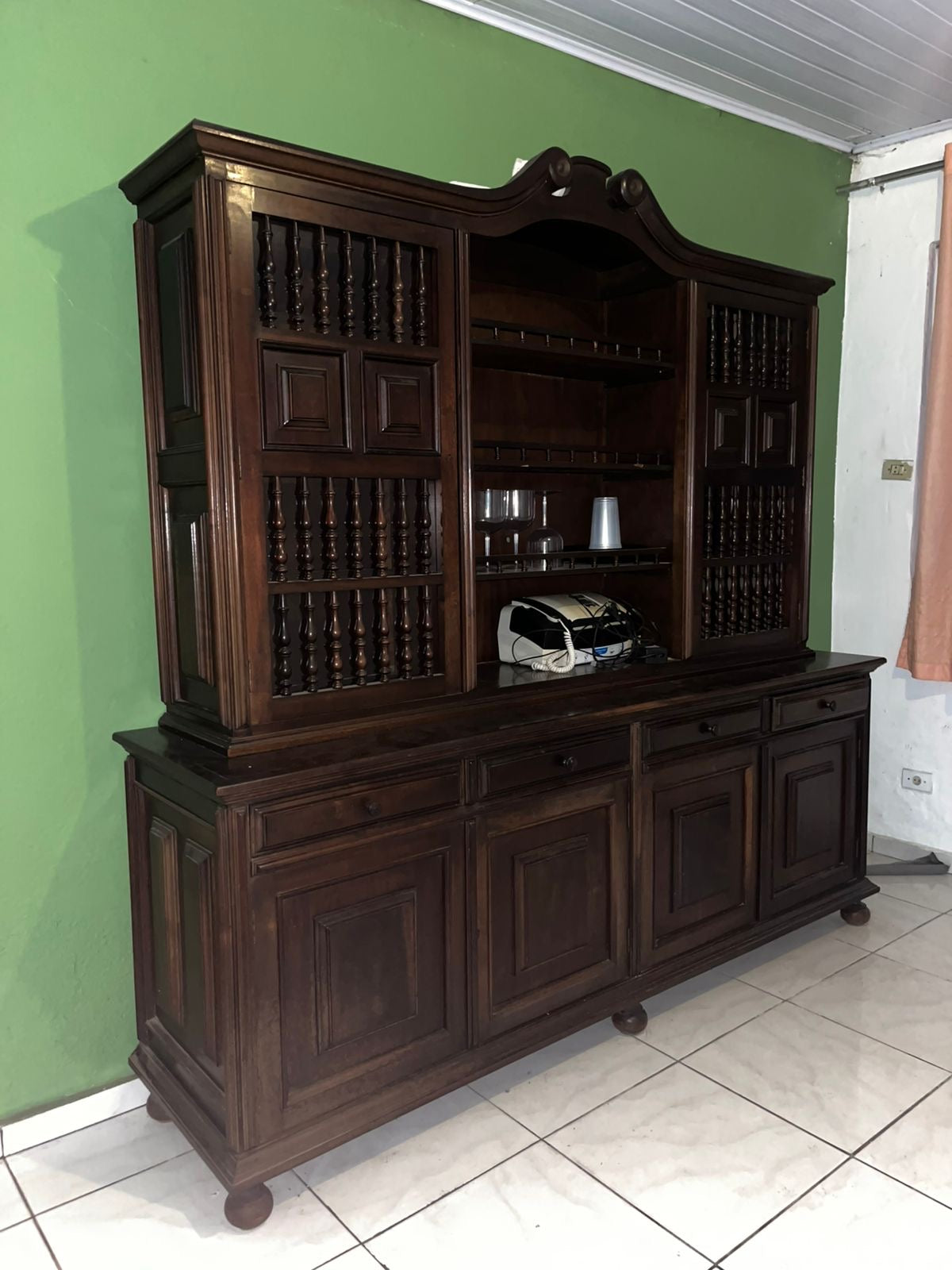 Antiga Estante / Arca da vovó em madeira maçica escura
