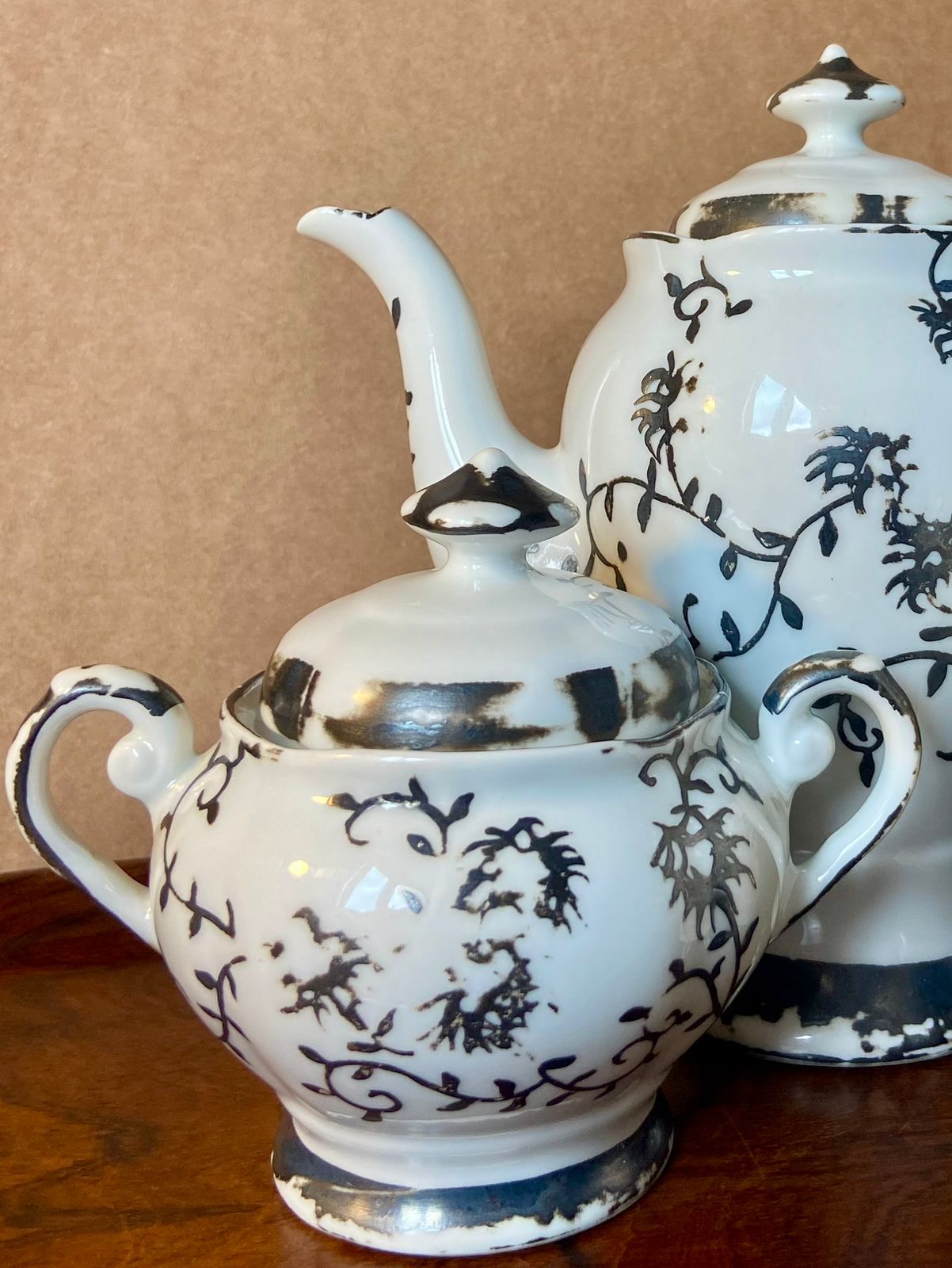 Conjunto de chá Porcelana Real em porcelana branca e preta — bule, leiteira e açucareiro (DMCPS_270)