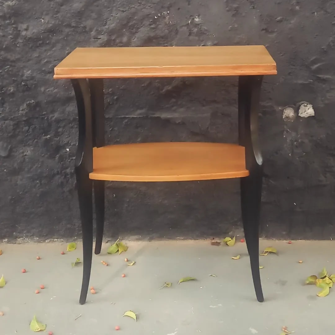 Mesa lateral em Marfim com pés ebanizados (Recém restaurada) 