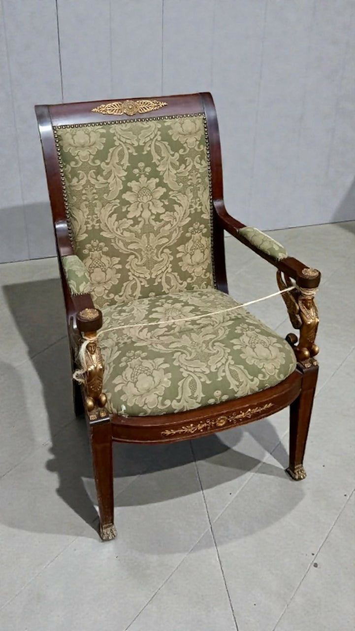 Poltrona Antiga Estilo Império – Elegância Clássica em Madeira Nobre