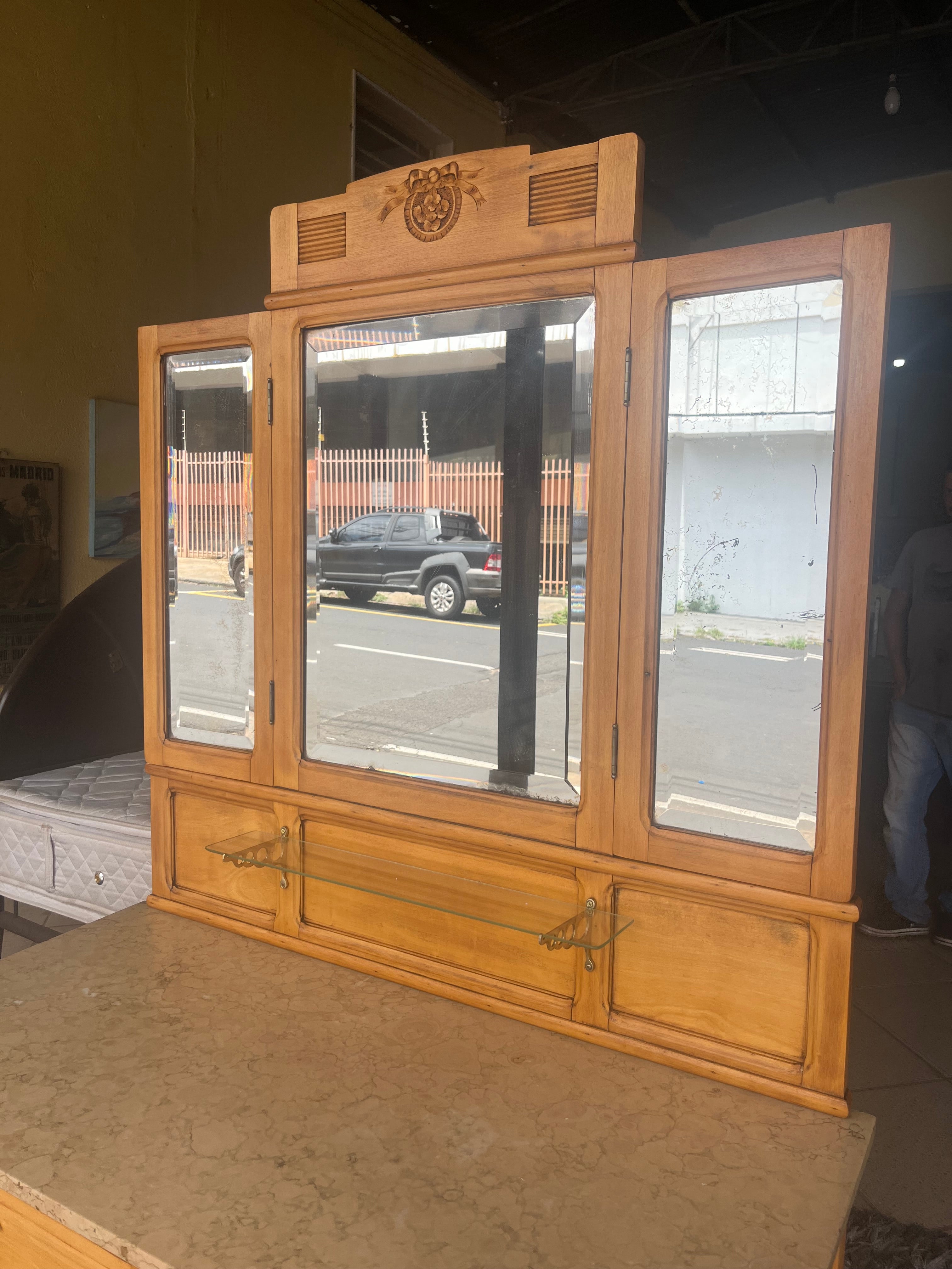 CÔMODA / PENTEADEIRA EM MADEIRA CLARA RESTAURADA COM PEDRA TRAVERTINO