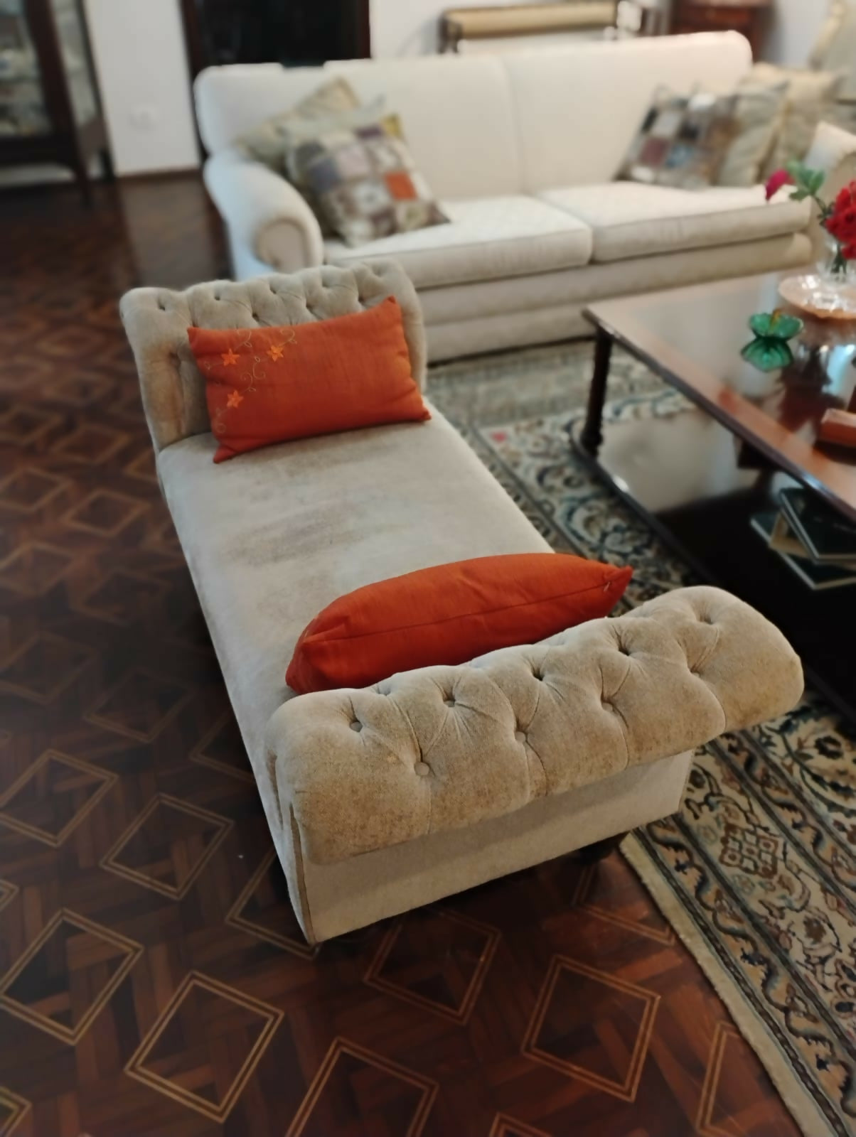 Divã clássico em veludo.