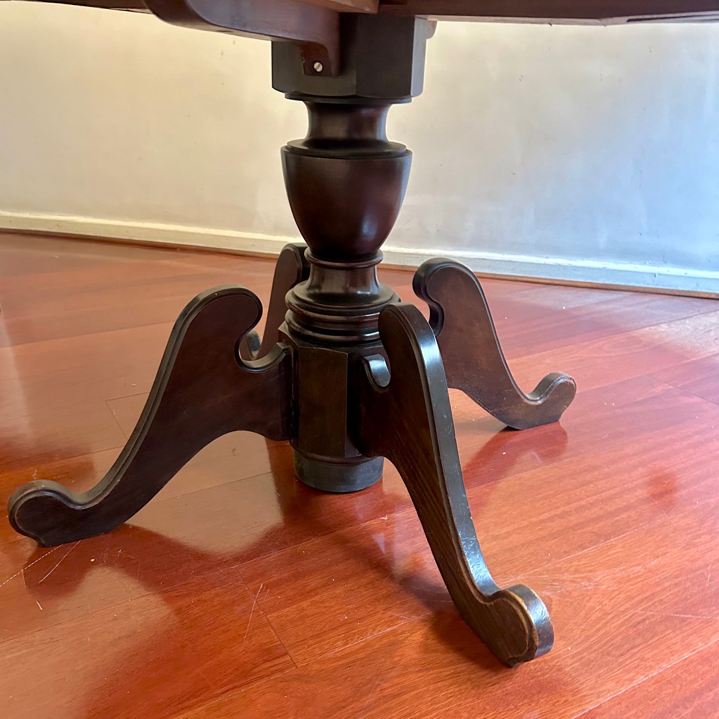 Antiga "mesa de jantar extensora" redonda em Imbuia maciça, perfeição!