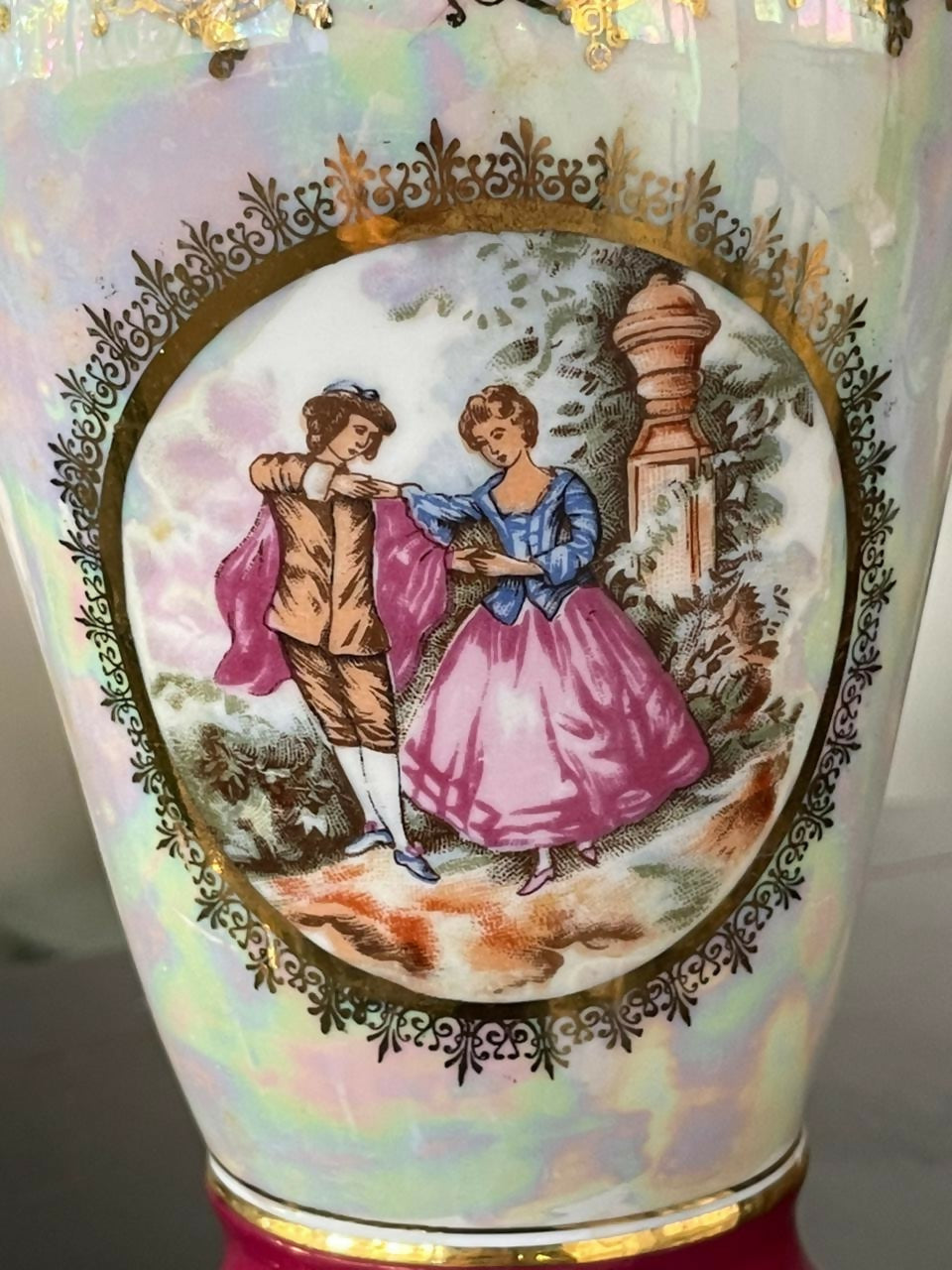 Ânfora em porcelana com douração e cena galante
