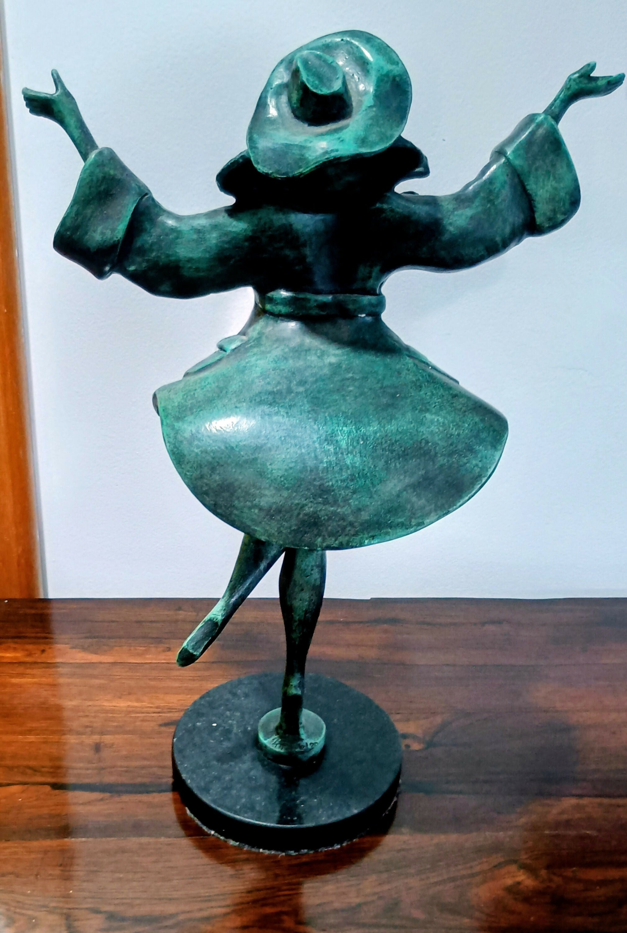Escultura de Mulher em bronze assinada e numerada - Cartunista Lan
