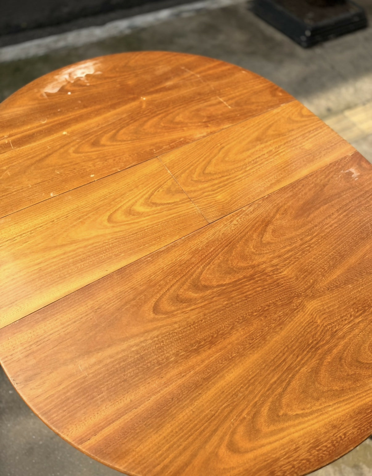 Mesa de jantar redonda extensível em madeira clara
