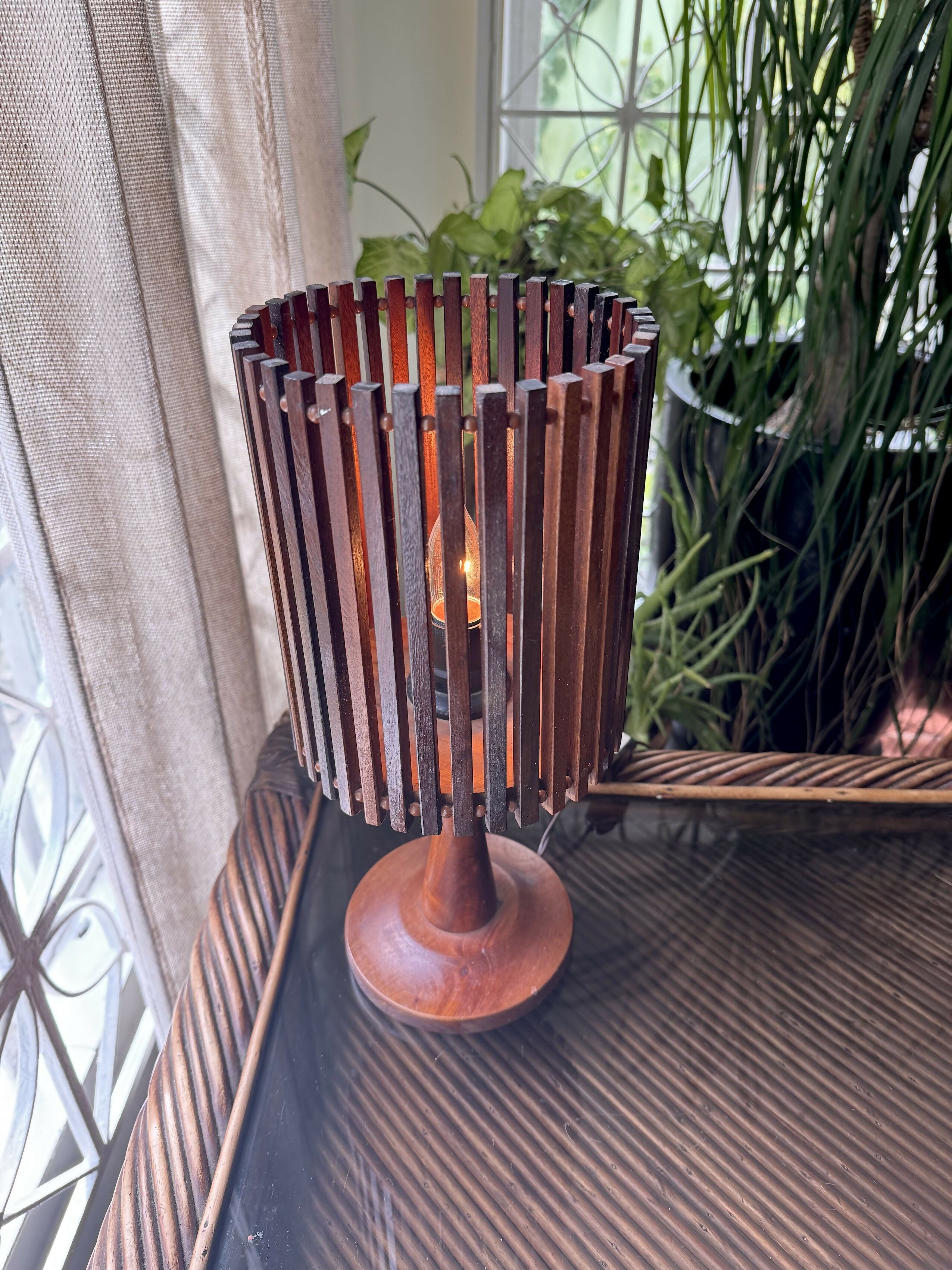 Luminária Abajur Ripas de Madeira