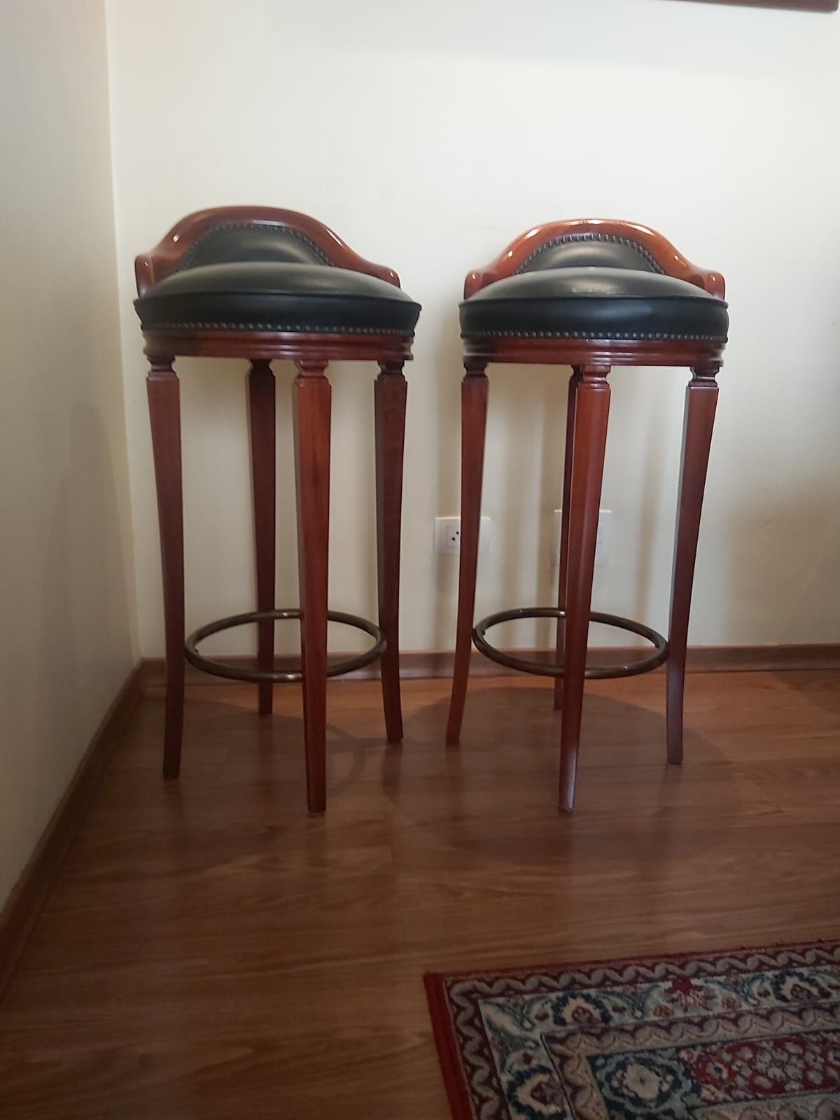Banquetas de madeira com couro 