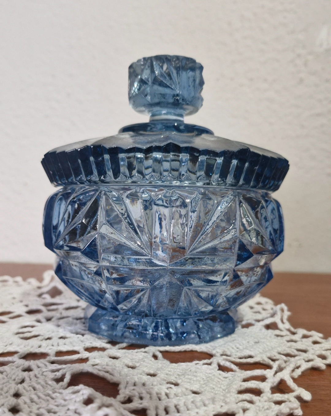 Bomboniere de vidrão lapidado azul com tampa 