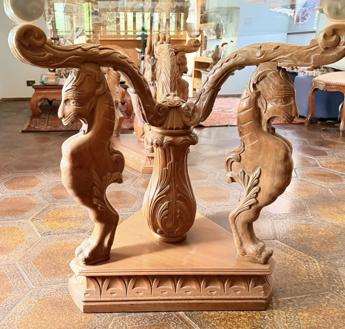 Mesa de jantar clássica com 10 cadeiras.