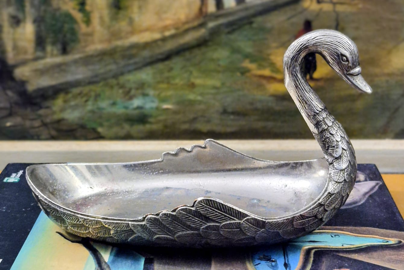 Cisne porta cartão em metal prateado, maravilhoso e em excelente estado de conservação.
