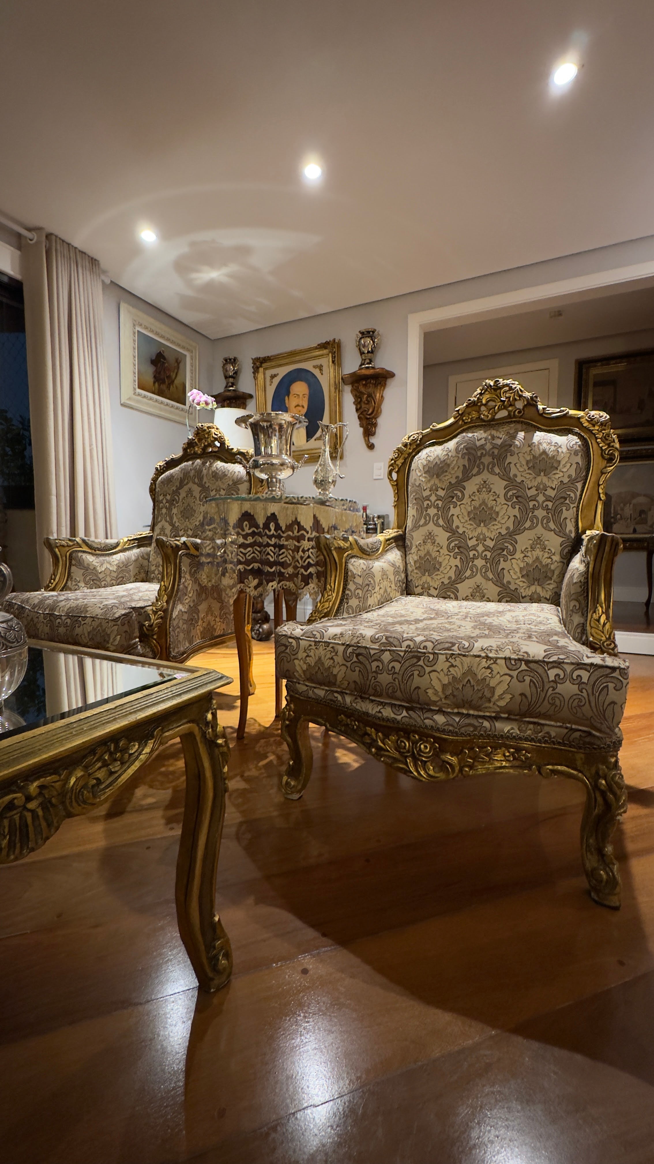 Sofá Capitonê Vermelho + 2 Poltronas Clássicas em Madeira Trabalhada e Dourada