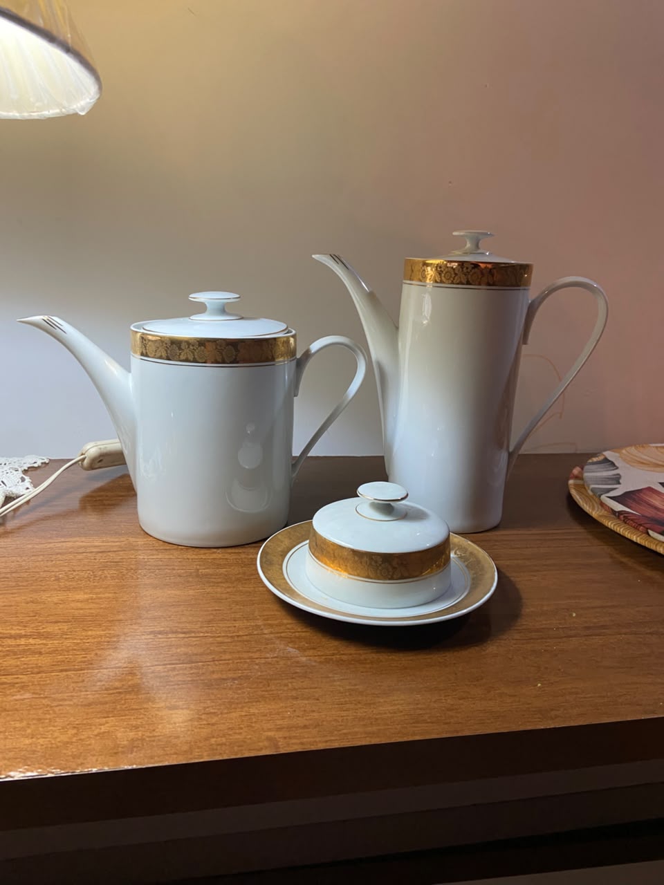 Conjunto de Chá e Café Porcelana Real com friso dourado e detalhes florais 