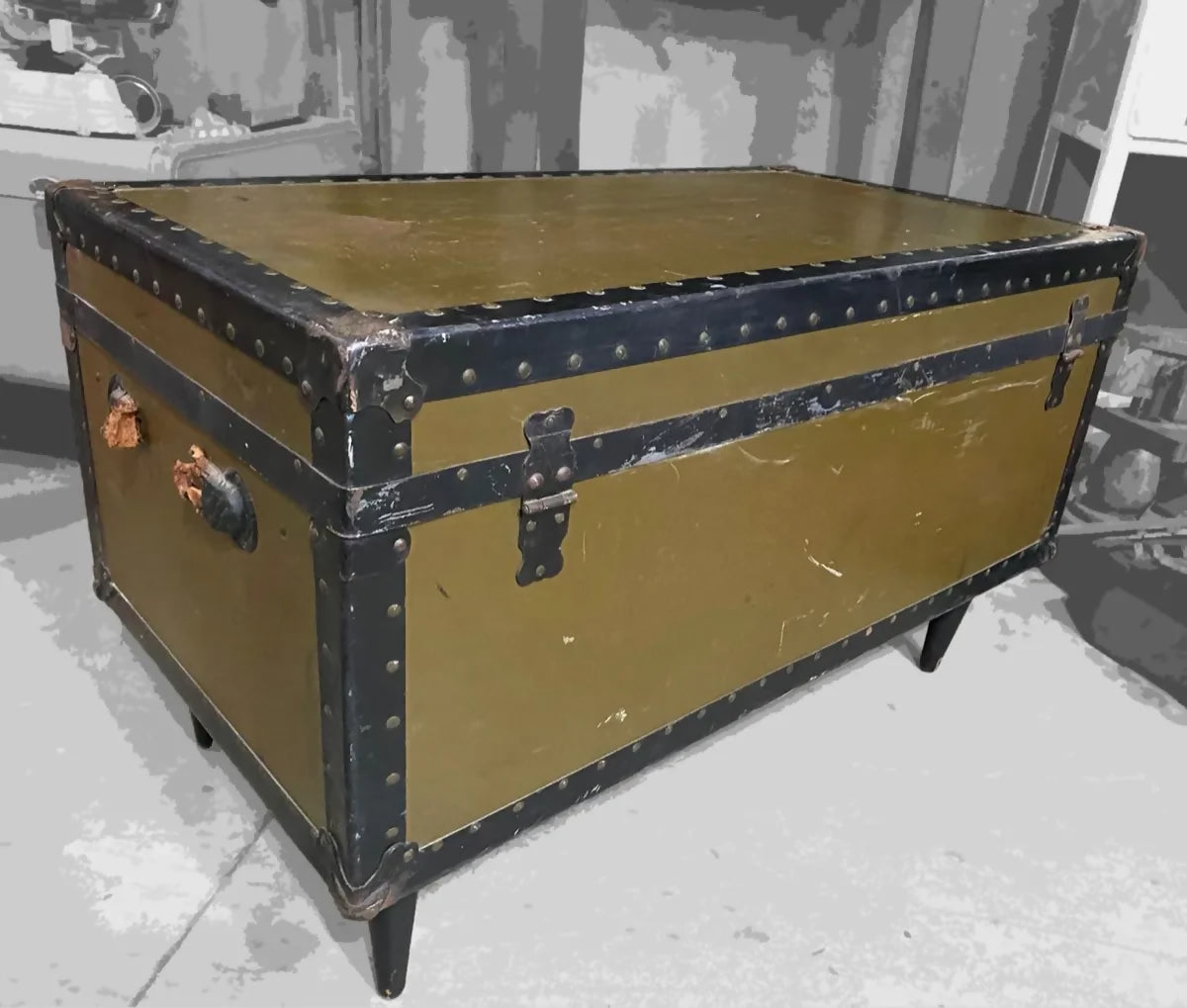 Baú antigo / Mesa de Centro com pé palito