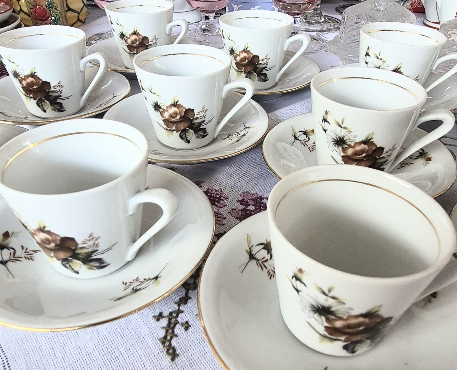 Conjunto com 8 xícaras para café em porcelana vintage húngara Alföldi,  anos 60/70.  Impecáveis,  sem sinal de uso. Dourações à ouro intactas. Lindas!