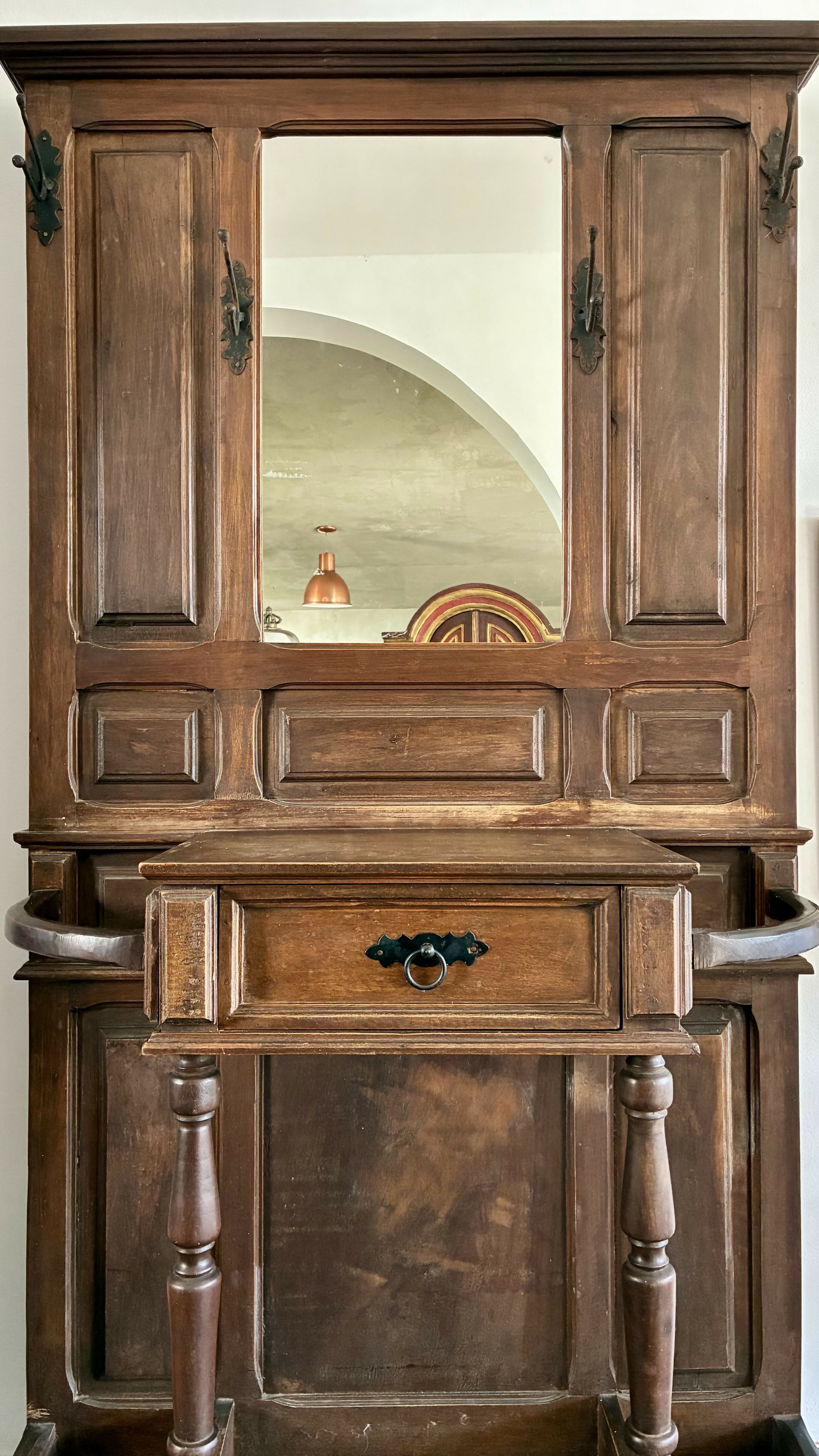 Chapeleira antiga em madeira