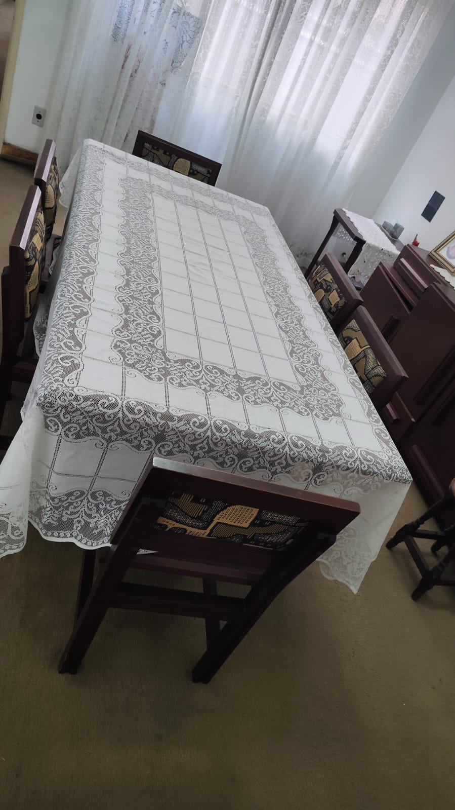 Mesa de Jantar Retangular em Madeira Robusta + 6 Cadeiras Estofadas