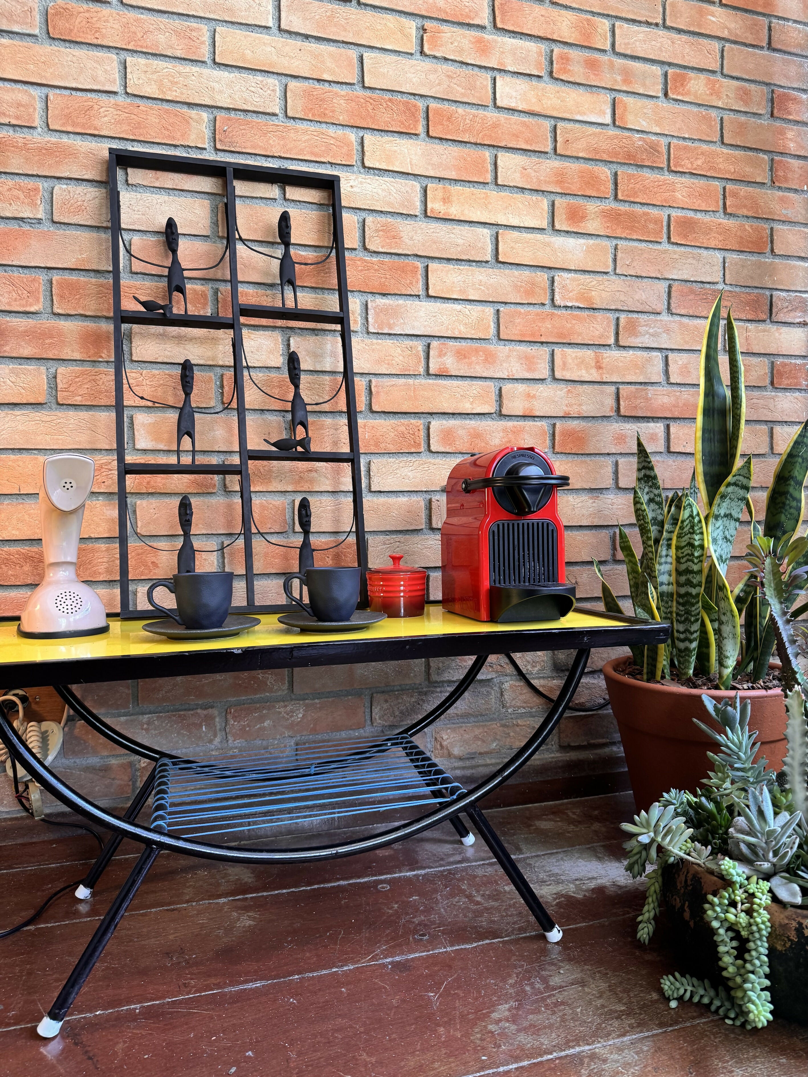 Mesa lateral / mesinha de centro ou barzinho Anos 50 com tampo amarelo