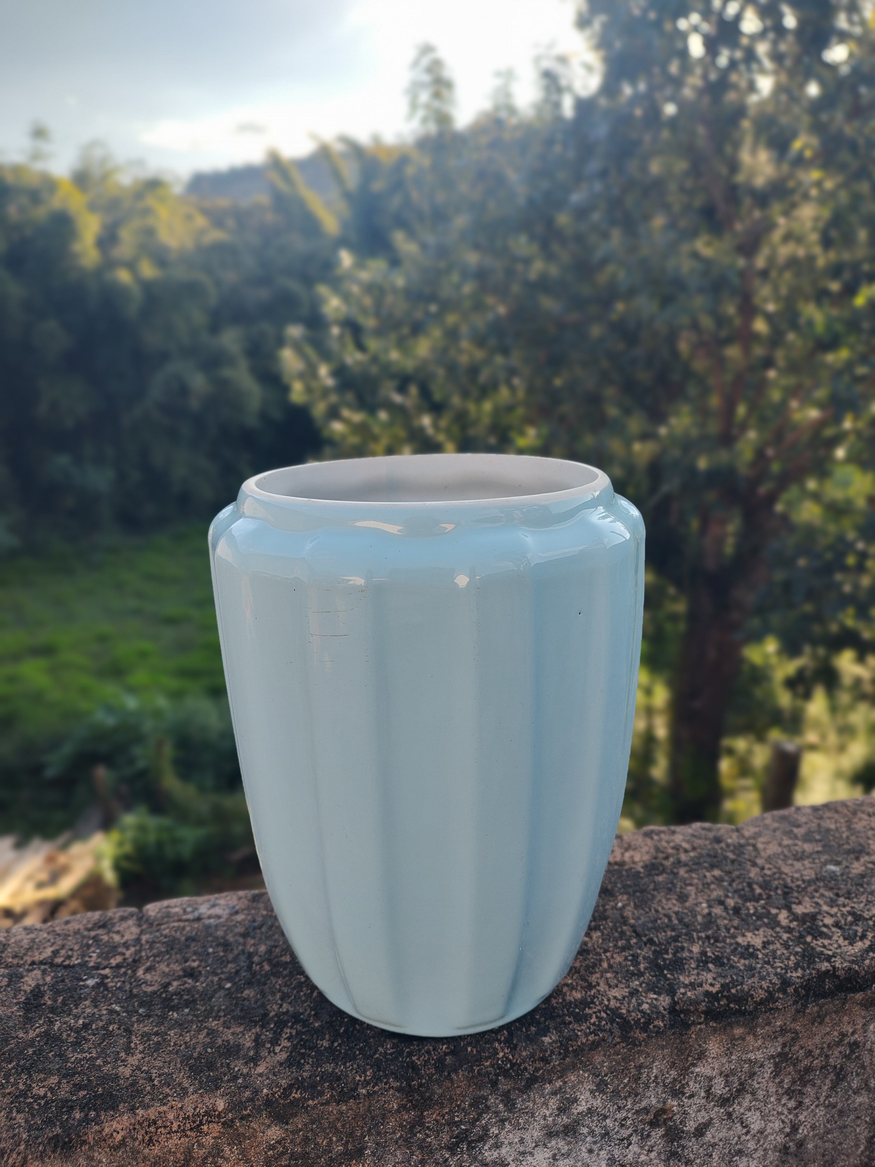 Grande vaso antigo em porcelana azul canelada (26cm altura) - anos 60