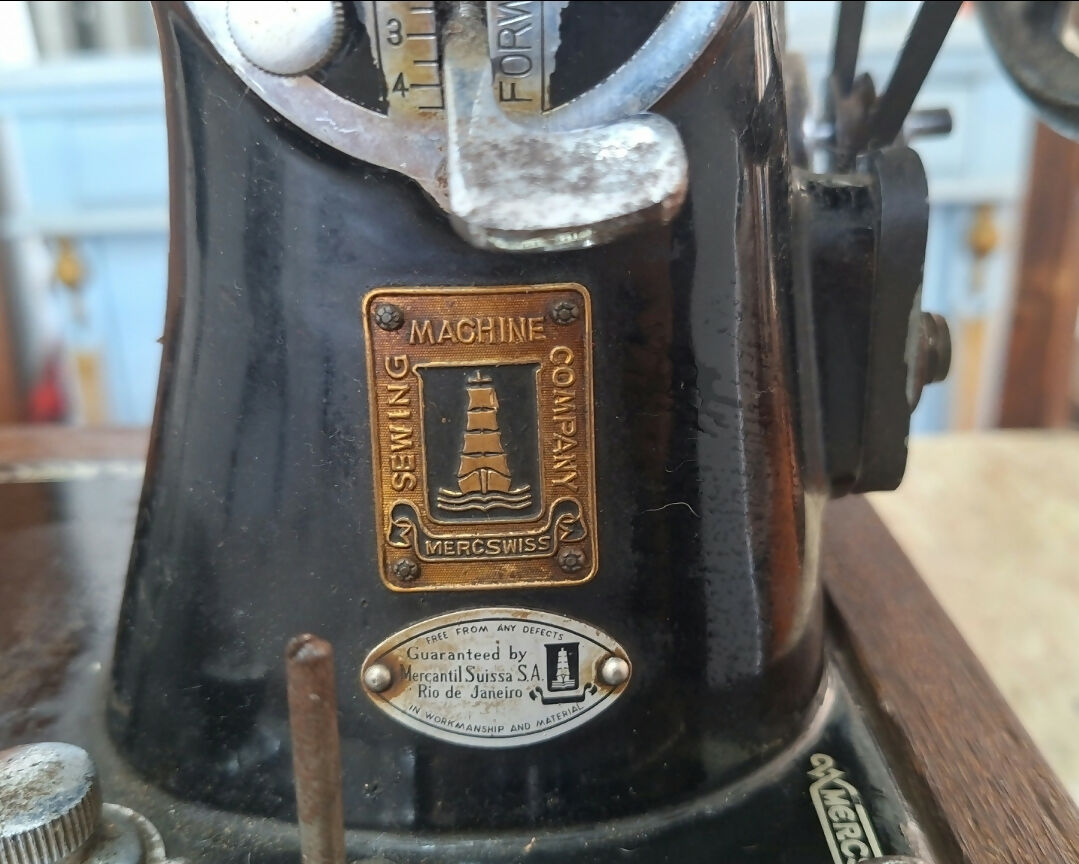 Máquina de Costura Antiga Olympia