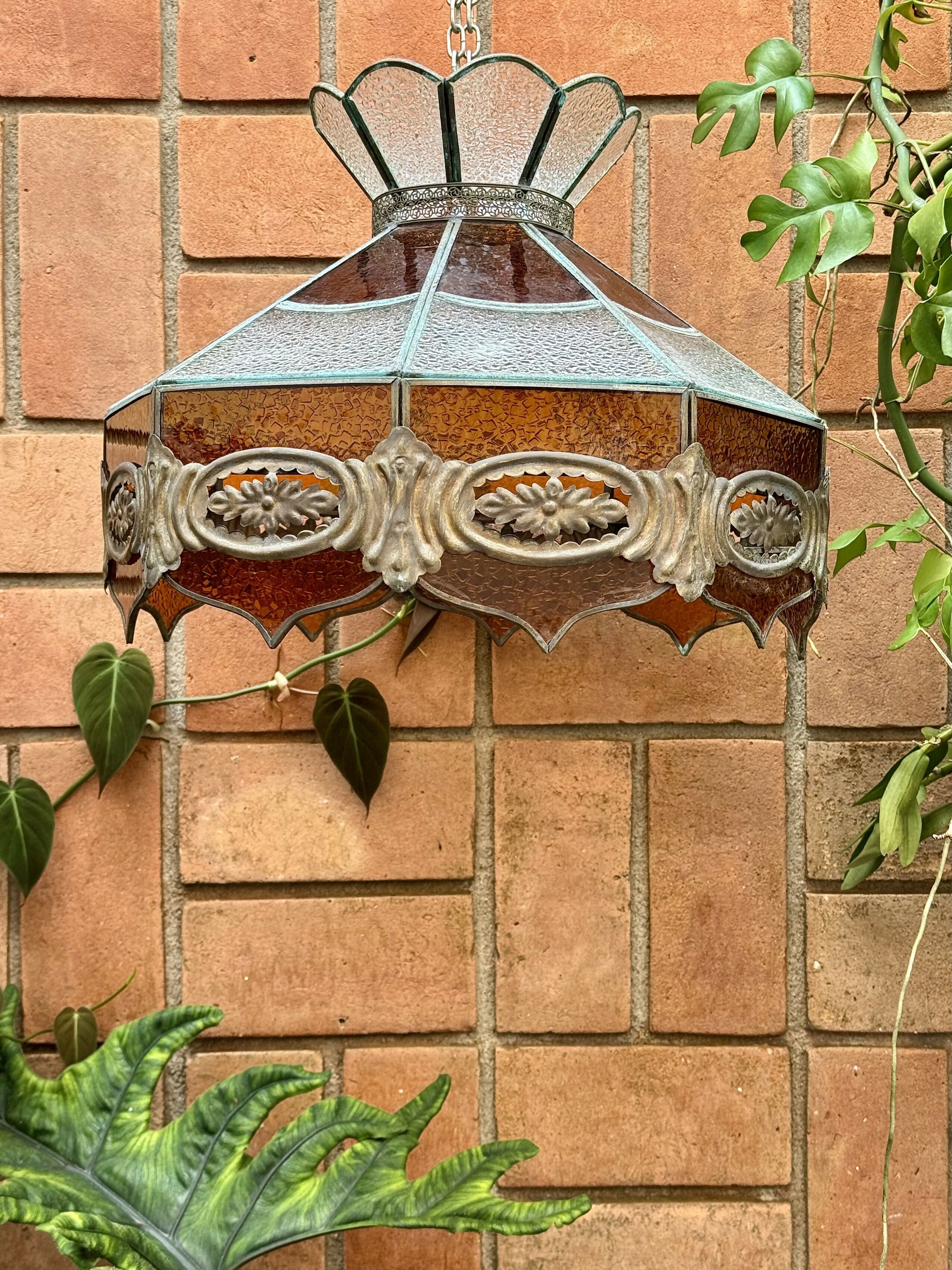 RARA e antiga luminária em vitral e rico trabalho em ferro