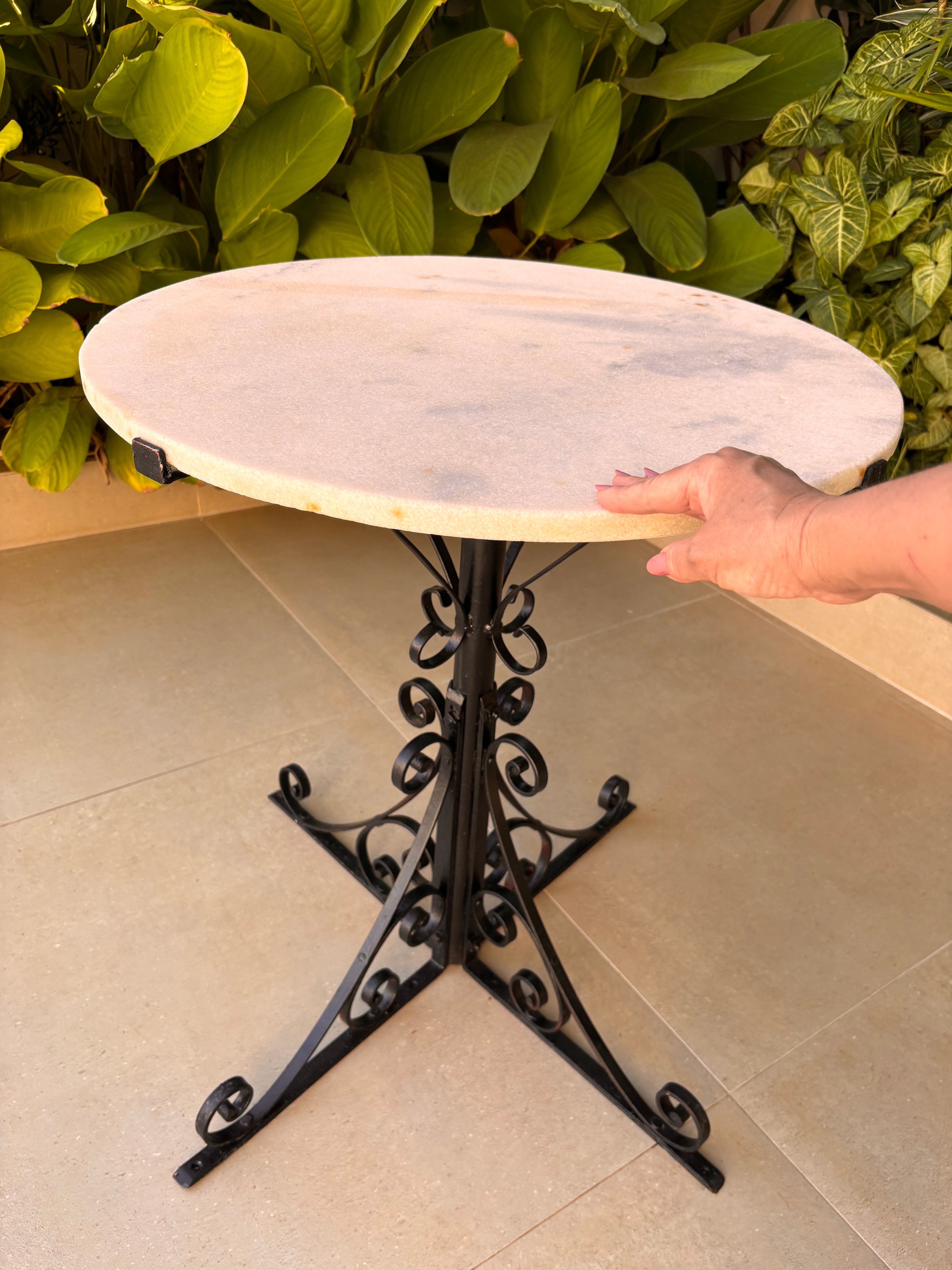 Mesa Bistrô Vintage Estilo Francês – Tampo Mármore e Base Ferro, meados do século XIX (fim dos anos 1800)