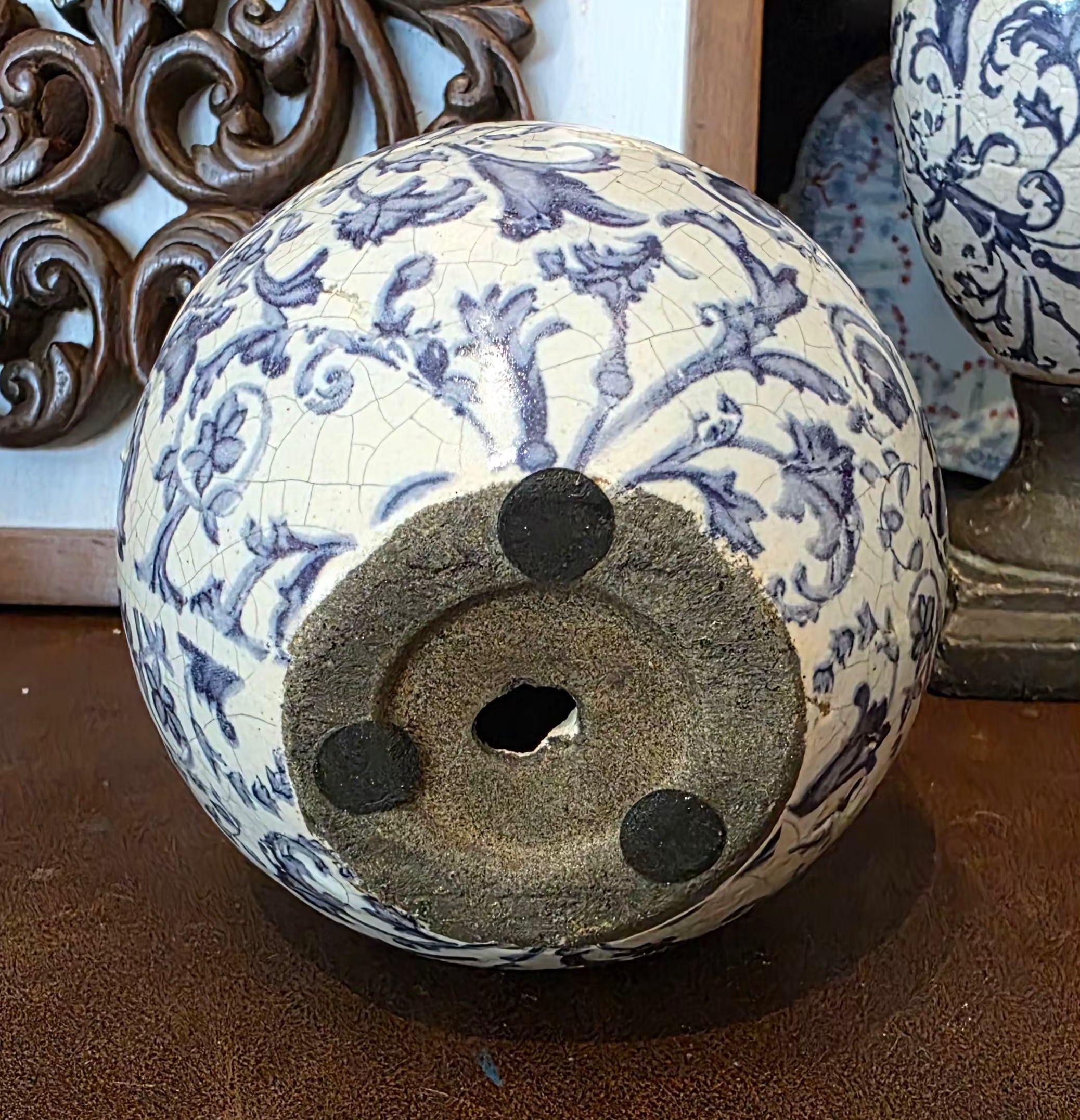 Esfera de cerâmica branca com floral azul Tok Stok