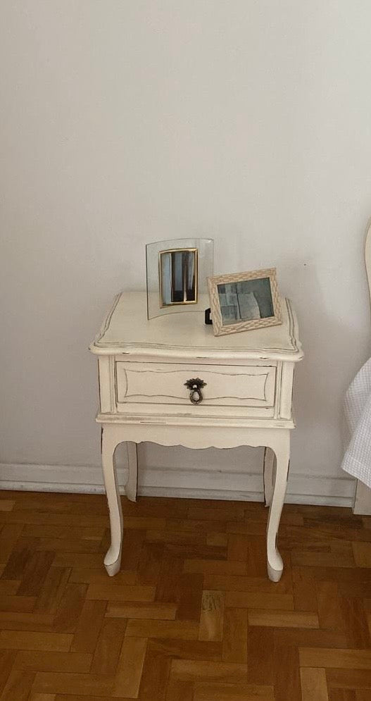 Mesinha lateral / de cabeceira vintage com gaveta – estilo provençal em cor clara 