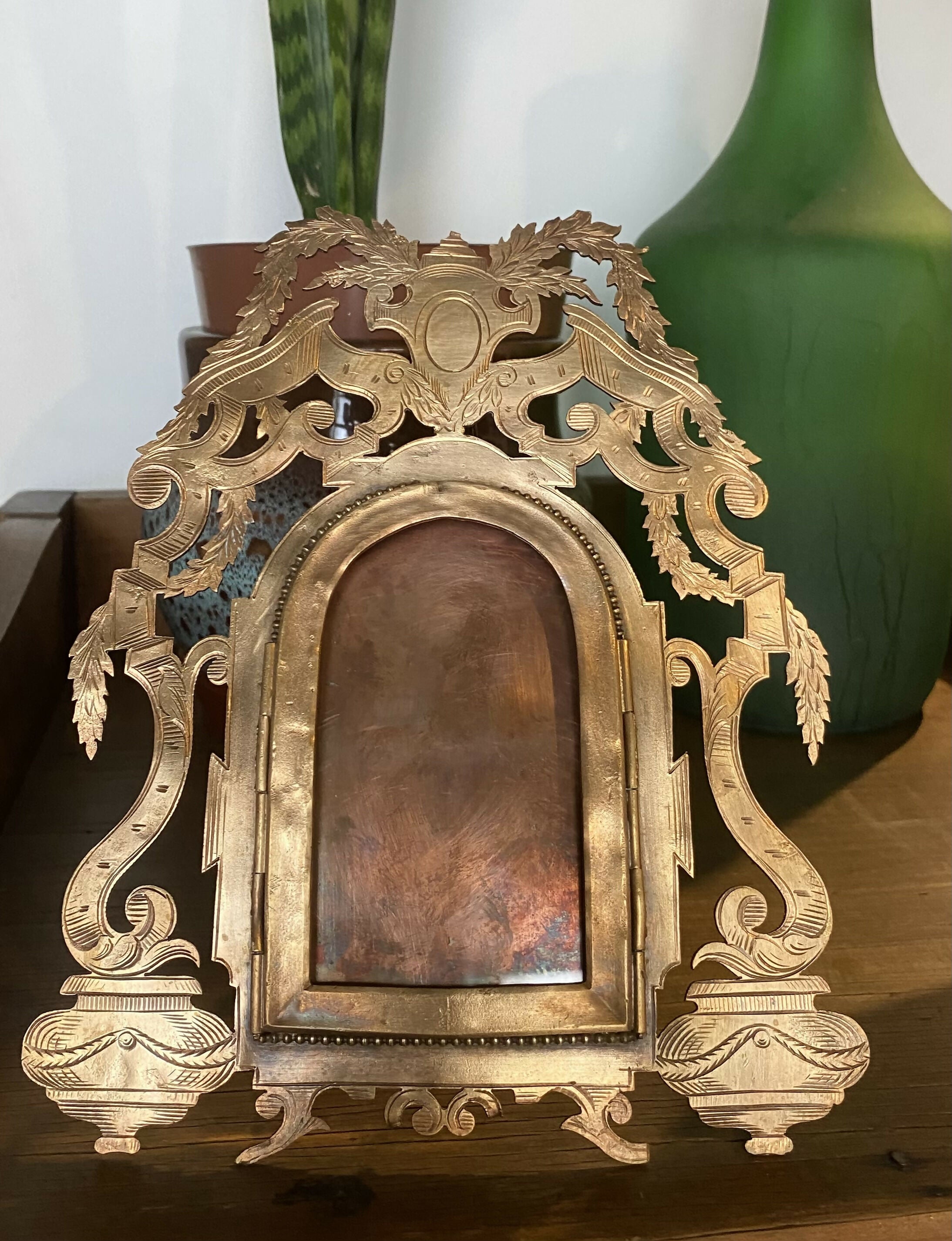 Antiga moldura francesa de mesa em latão (porta retrato), com ornamentos em relevo estilo barroco.