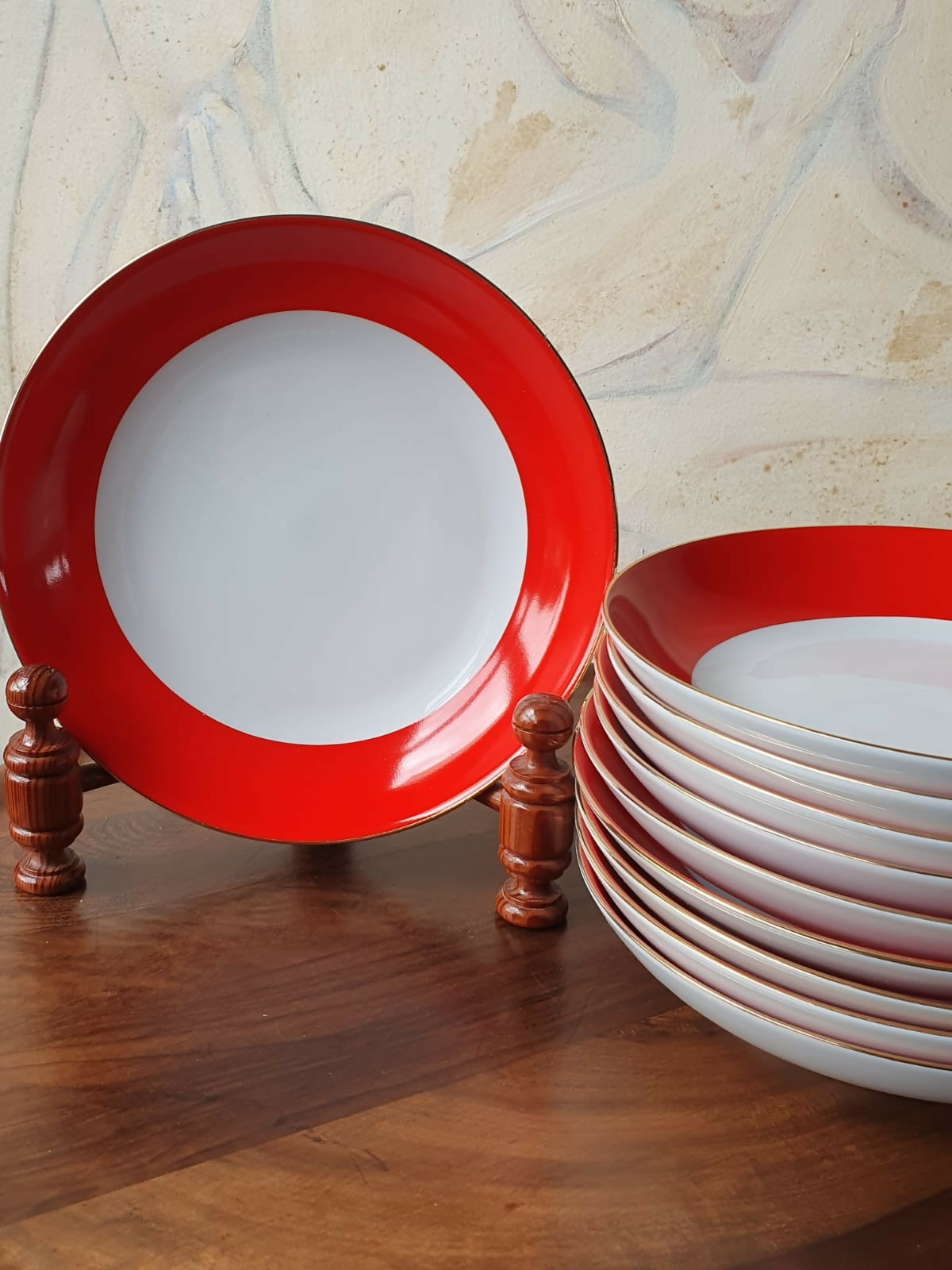 Conjunto de 18 pratos em porcelana Viva (Vista Alegre) com lindo barrado vermelho vivo e filetação a ouro 24k. Impecável!