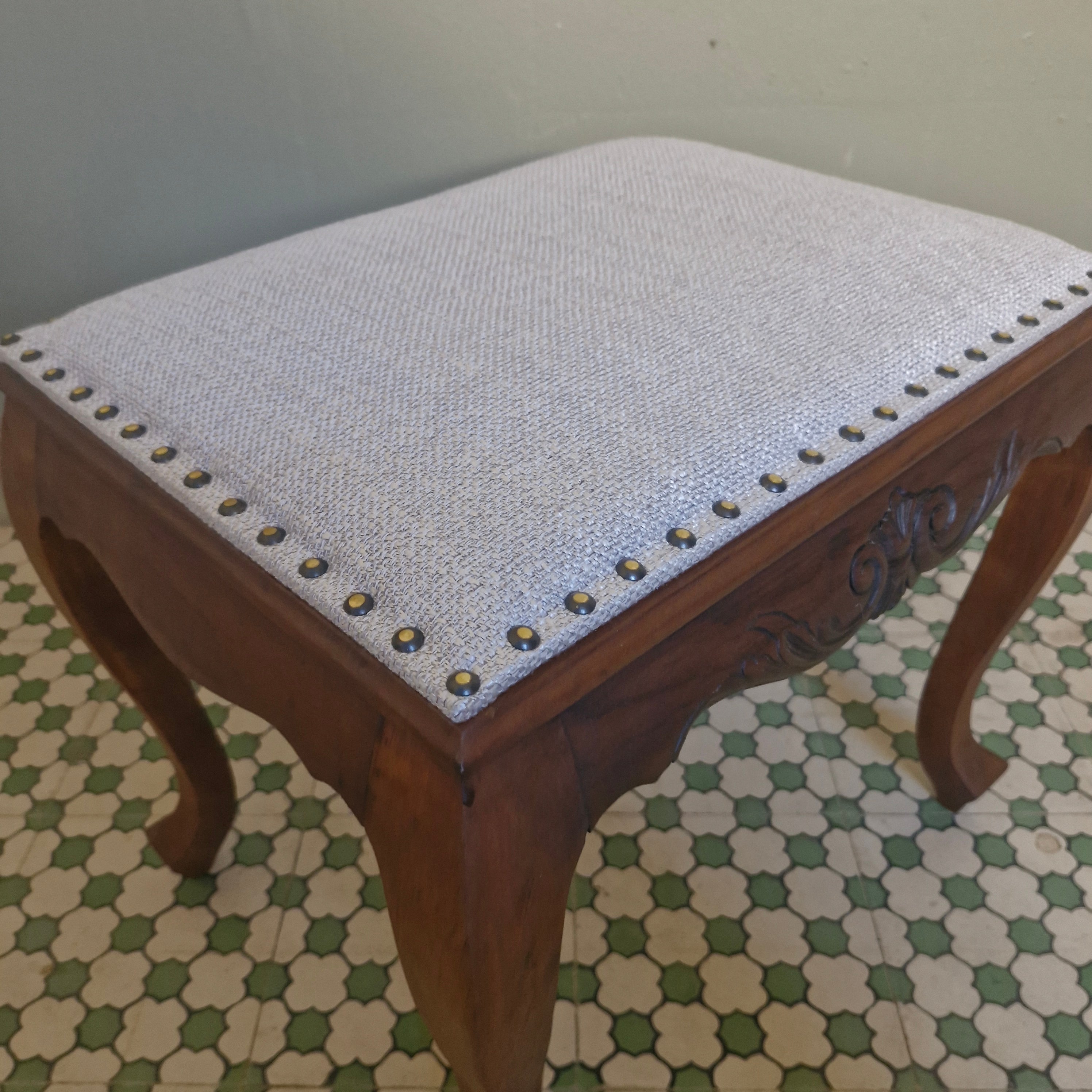 Banqueta Luiz XV com estofado em linho 