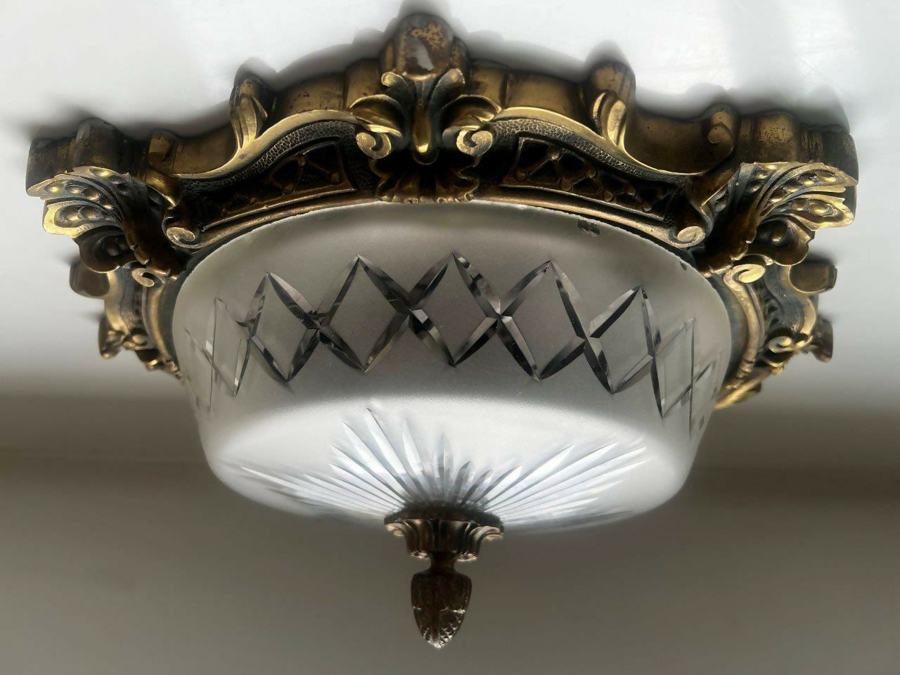 Lustre de teto de bronze e vidro decorado