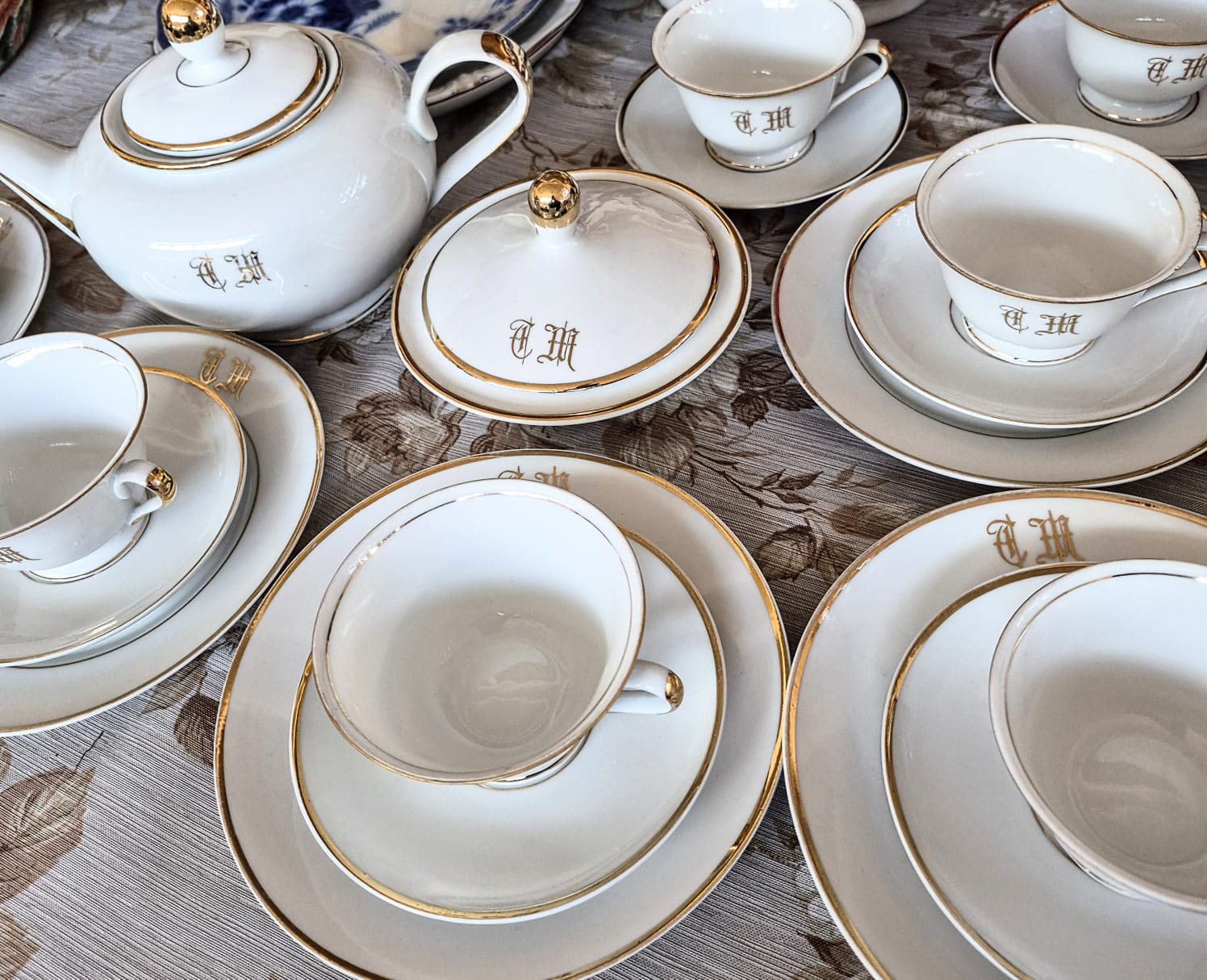 Conjunto em porcelana vintage nacional Mauá, gravado (CM, acho), para chá.  Ótimo estado,  2 pratos de sobremesa com desgastes na douração,  o restante em excelente estado. 21 peças.