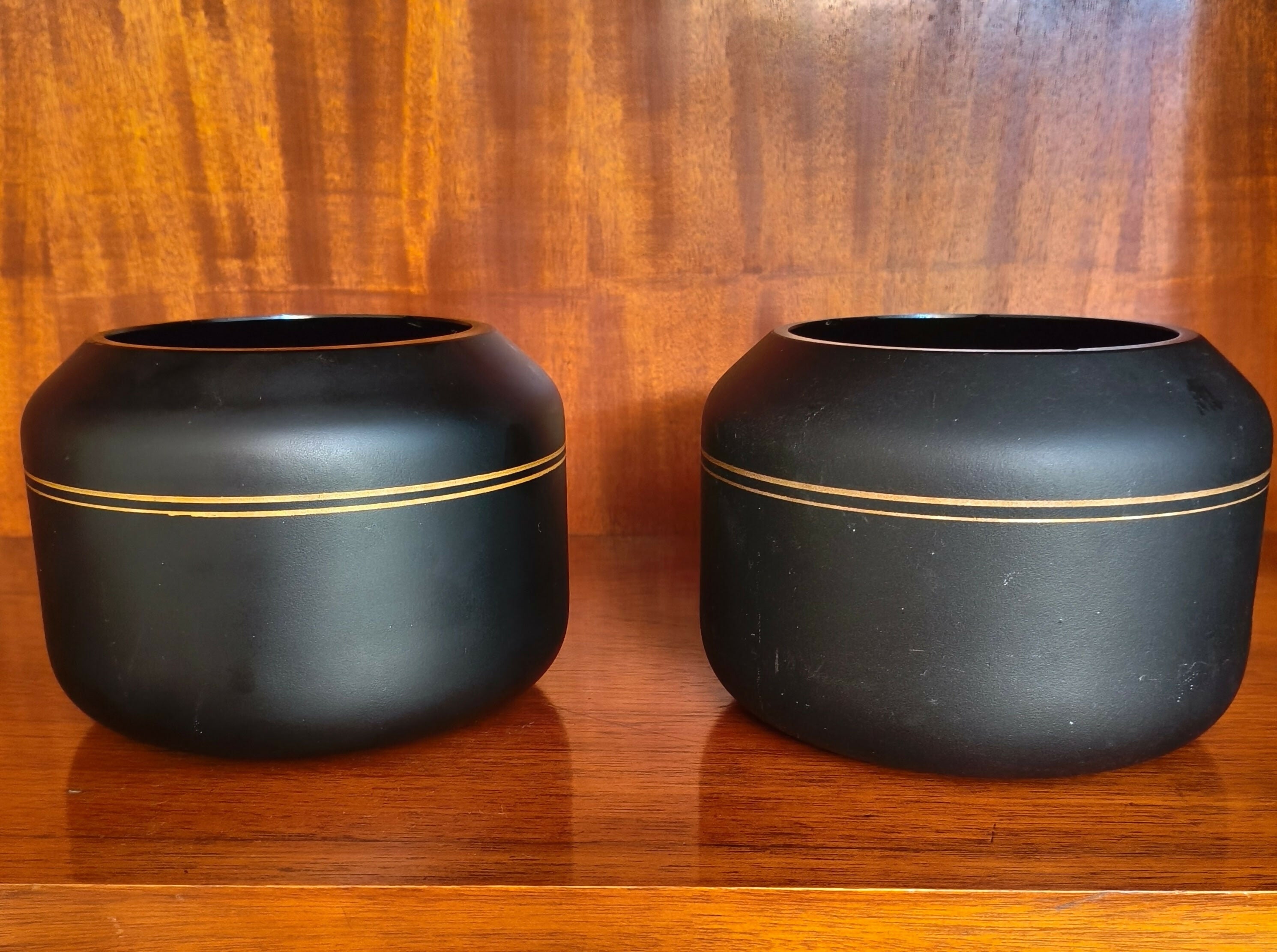 Par de vasos de vidro pretos foscos com filete dourado