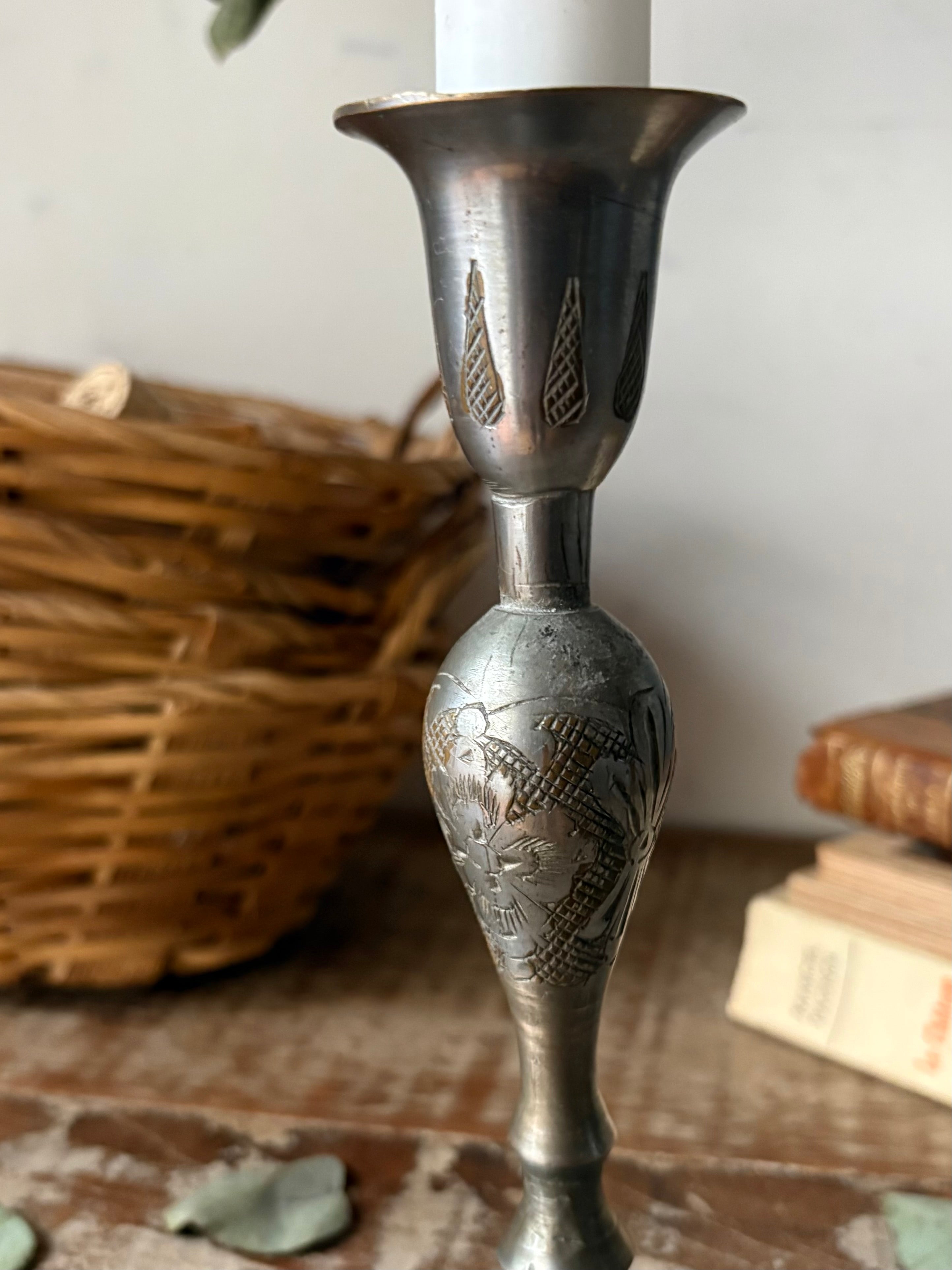 Castiçal antigo em metal trabalhado